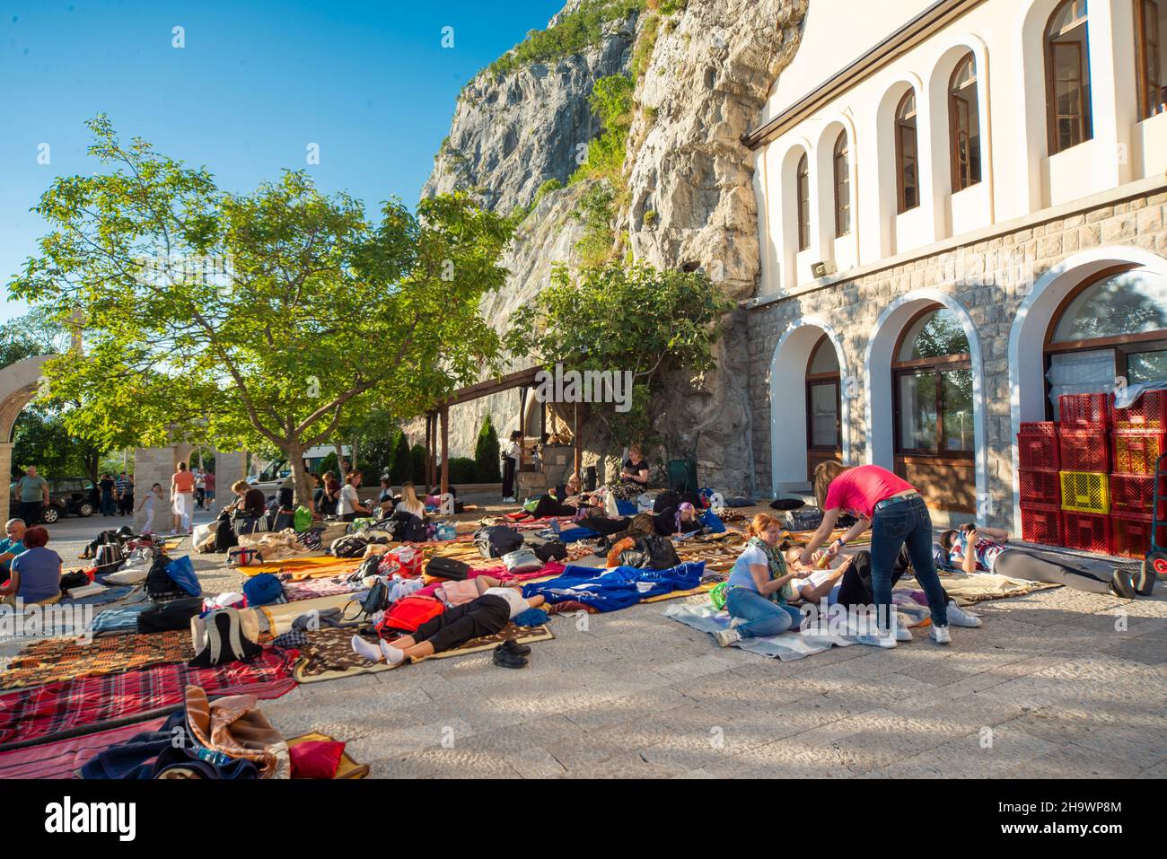 Ostrog Kloster, Montenegro-September 13th 2019:Anhänger am beliebten Wallfahrtsort,besucht von Gläubigen,bereiten Bettwäsche und Decken Stockfoto