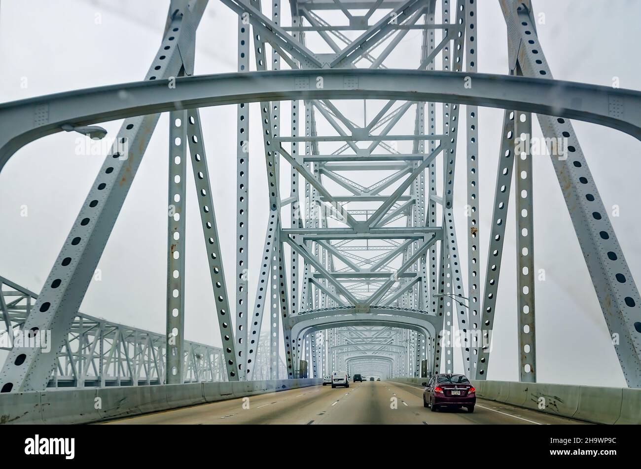 Die Crescent City Connection ist an einem nebligen Morgen, dem 7. Dezember 2021, in New Orleans, Louisiana, abgebildet. Stockfoto