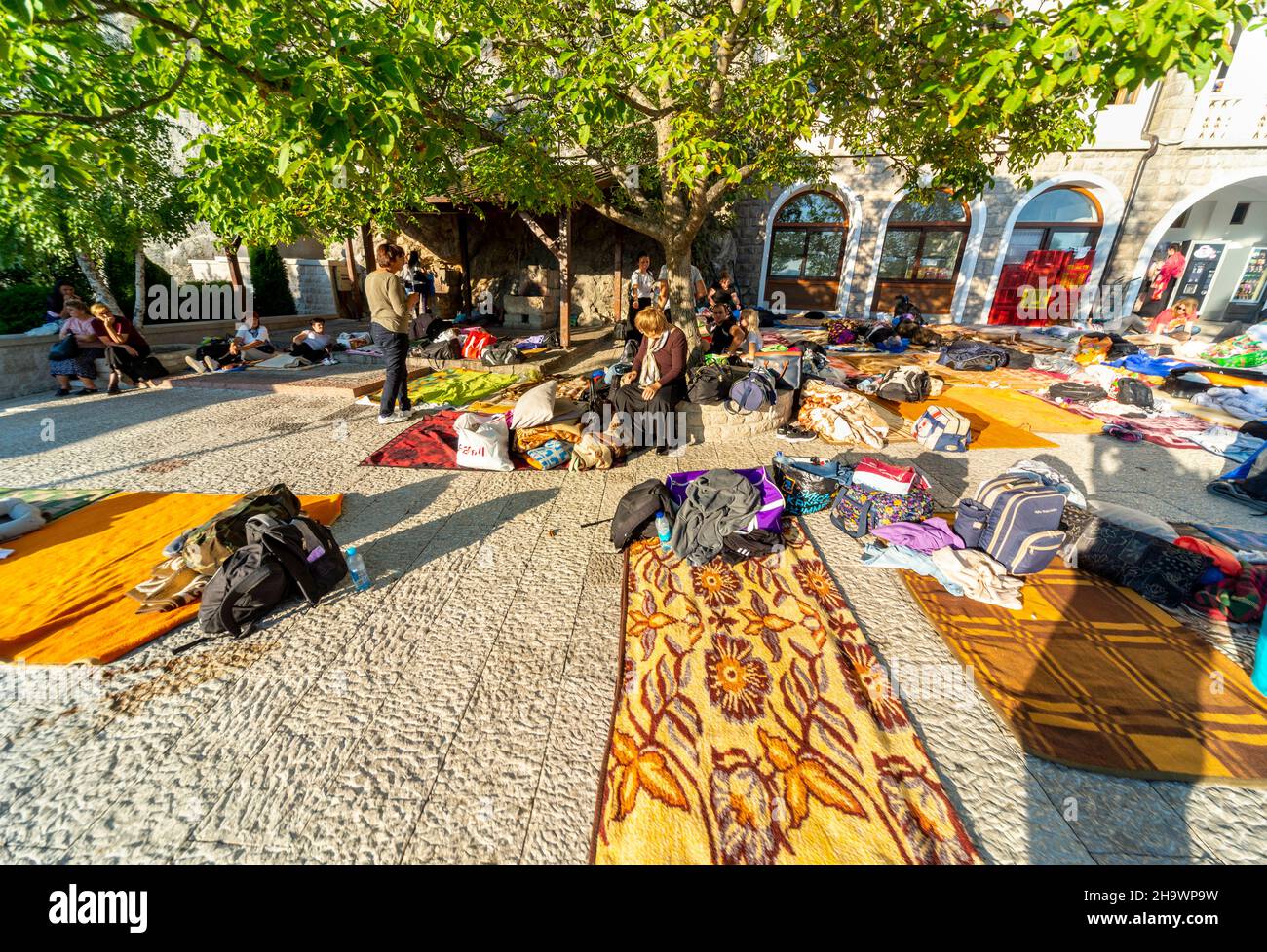 Ostrog Kloster, Montenegro-September 13th 2019:Anhänger am beliebten Wallfahrtsort,besucht von Gläubigen,bereiten Bettwäsche und Decken Stockfoto