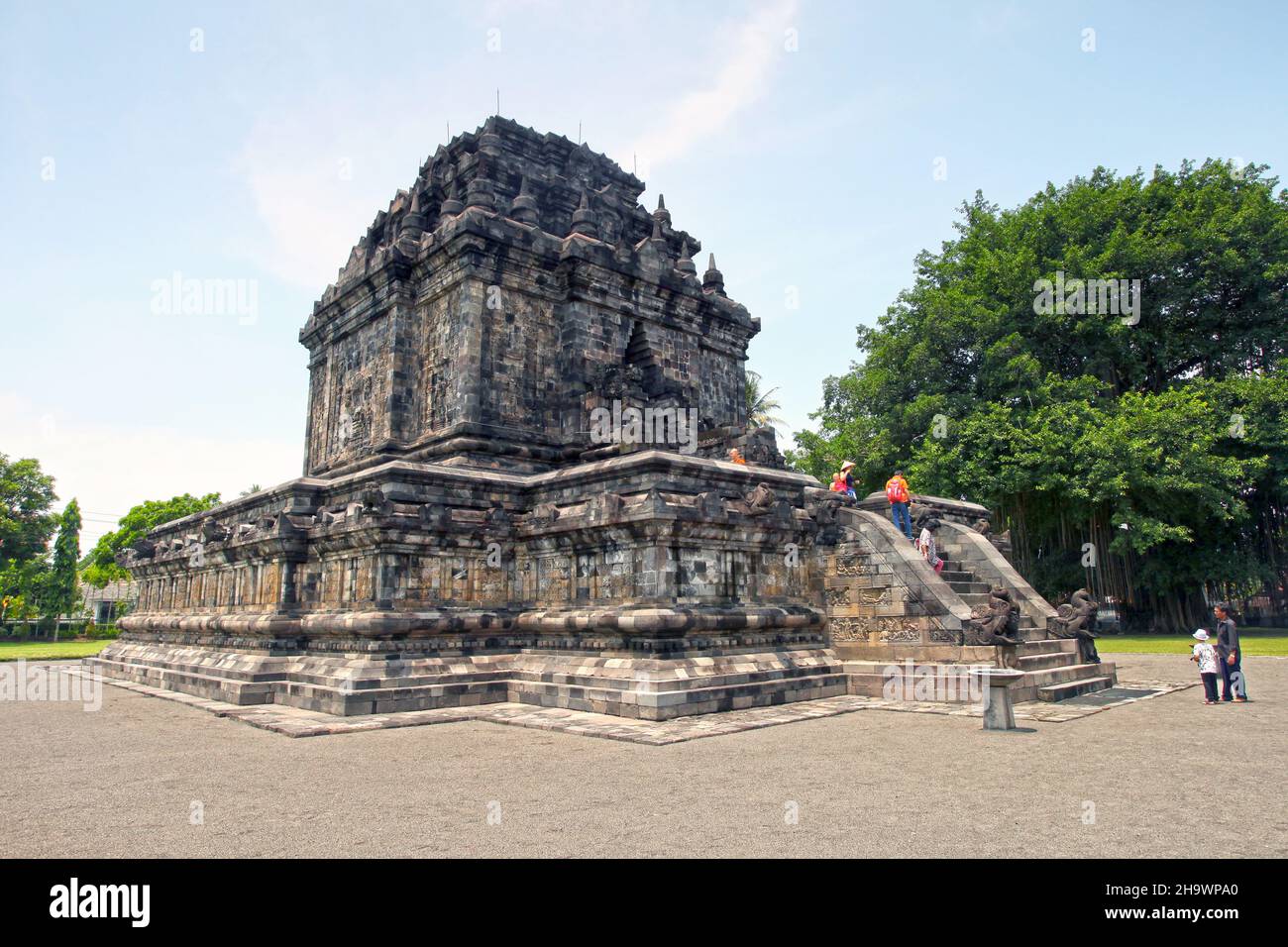 Der Mendut-Tempel im Dorf Mendut in Magelang, der im 9th. Jahrhundert n. Chr. in Zentraljava, Indonesien erbaut wurde, liegt nur 3 km von Borobudur entfernt. Stockfoto