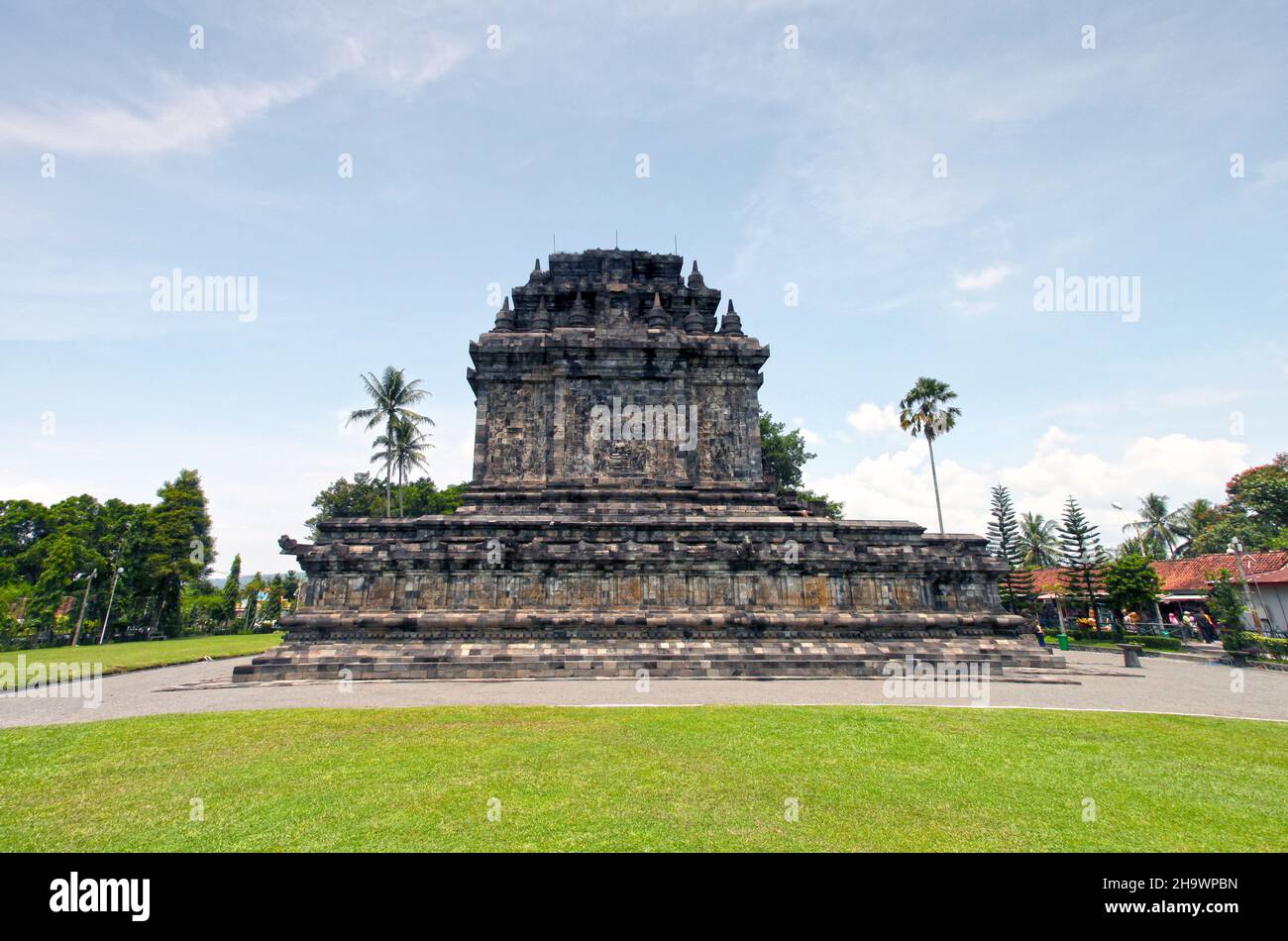 Die Gärten des Mendut-Tempels im Dorf Mendut in Magelang, erbaut im 9th. Jahrhundert n. Chr. in Zentral-Java, Indonesien. Stockfoto