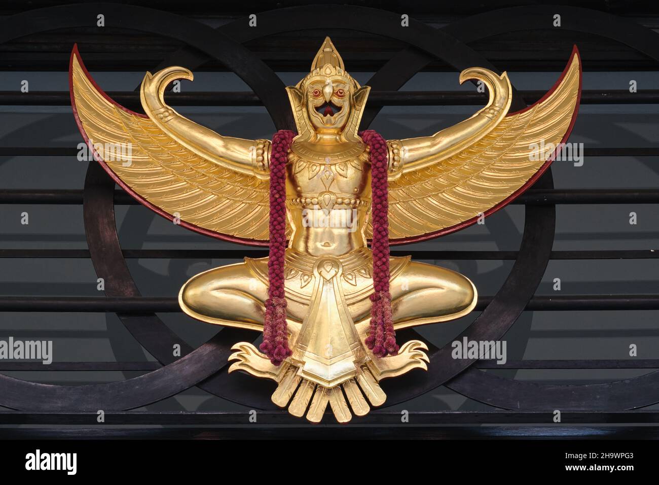 Ein Kruth- oder Garuda-Vogel, Fahrzeug des Gottes Vishnu im Hinduismus und Symbol der thailändischen Monarchie; im Sala Chaloermrung Royal Theatre, Bangkok, Thailand Stockfoto