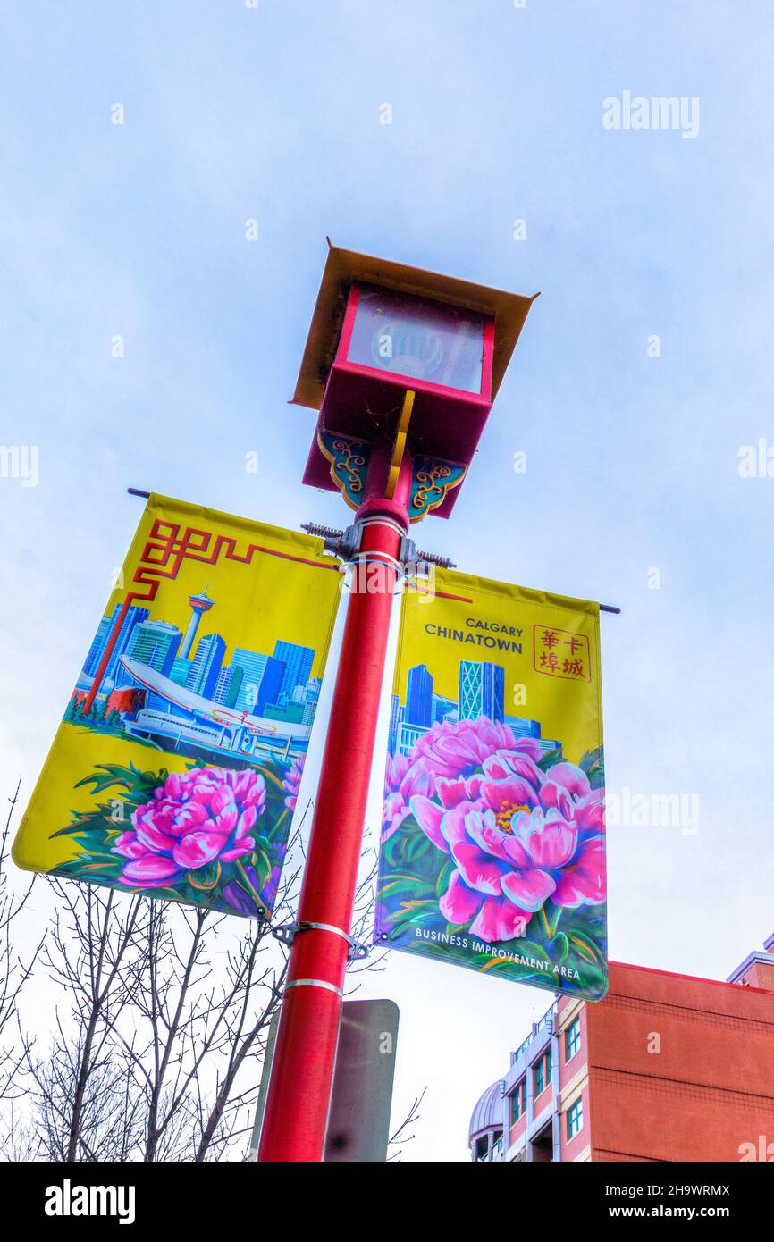 CALGARY, KANADA - 13. NOVEMBER 2021: Chinesische Laternen-Straßenlampe mit bunten Bannern in der Innenstadt von Chinatown in Calgary. Stockfoto