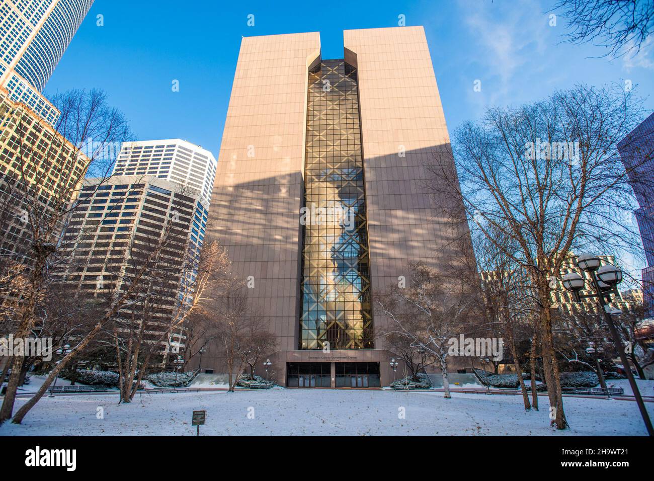 Minneapolis, Usa. 08th Dez 2021. Eine allgemeine Ansicht des Hennepin County Courthouse während der Eröffnungsargumente des Kim Potter-Prozesses am 8. Dezember 2021 in Minneapolis, Minnesota. Foto von Chris Tuite/imageSPACE Credit: Imagespace/Alamy Live News Stockfoto