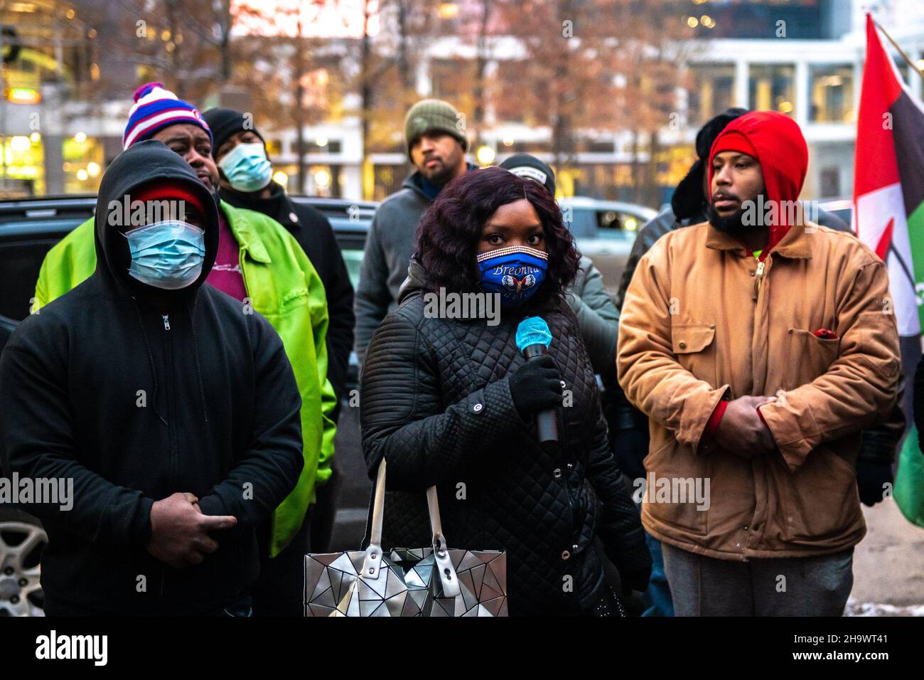 Minneapolis, Usa. 08th Dez 2021. Bianca Austin, die Tante von Breonna Taylor, spricht vor dem Hennepin County Courthouse während der Eröffnungsargumente des Kim Potter-Prozesses am 8. Dezember 2021 in Minneapolis, Minnesota. Foto von Chris Tuite/imageSPACE Credit: Imagespace/Alamy Live News Stockfoto