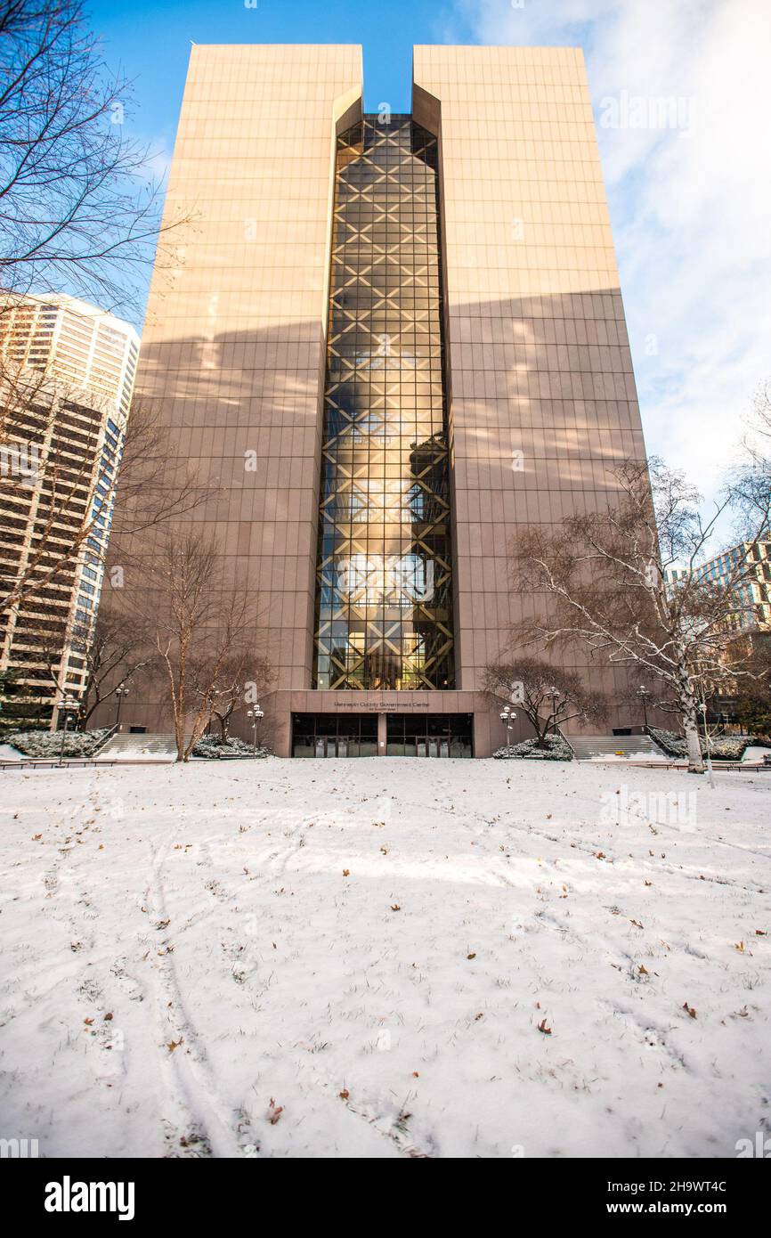 Minneapolis, Usa. 08th Dez 2021. Eine allgemeine Ansicht des Hennepin County Courthouse während der Eröffnungsargumente des Kim Potter-Prozesses am 8. Dezember 2021 in Minneapolis, Minnesota. Foto von Chris Tuite/imageSPACE Credit: Imagespace/Alamy Live News Stockfoto