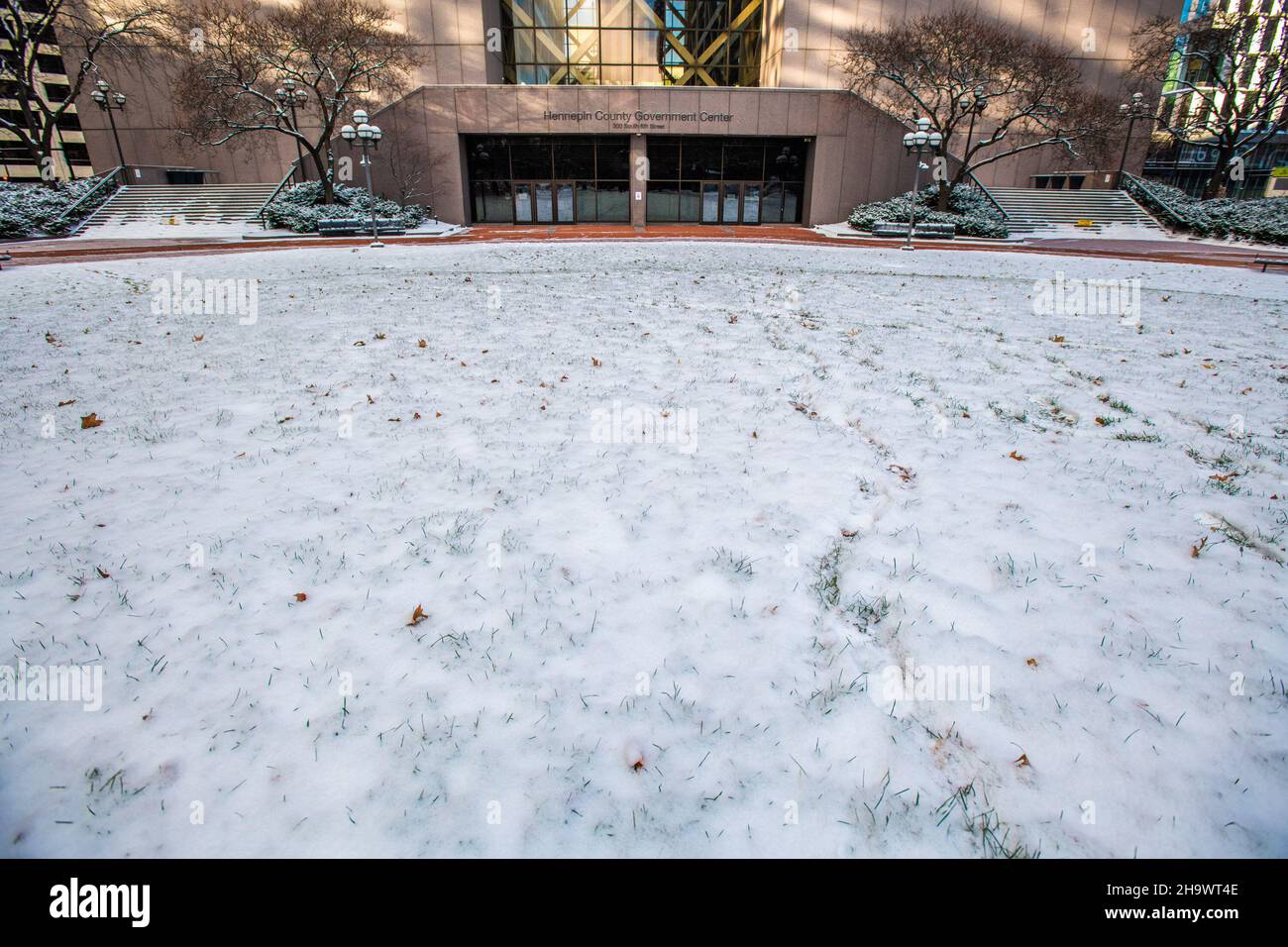 Minneapolis, Usa. 08th Dez 2021. Eine allgemeine Ansicht des Hennepin County Courthouse während der Eröffnungsargumente des Kim Potter-Prozesses am 8. Dezember 2021 in Minneapolis, Minnesota. Foto von Chris Tuite/imageSPACE Credit: Imagespace/Alamy Live News Stockfoto