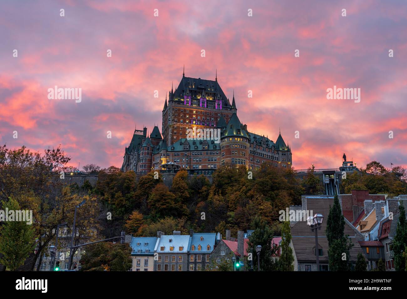 Blick auf die Altstadt von Quebec City in der Herbstdämmerung, atemberaubende rosa und gelbe Wolken über dem Himmel am Abend. Stockfoto