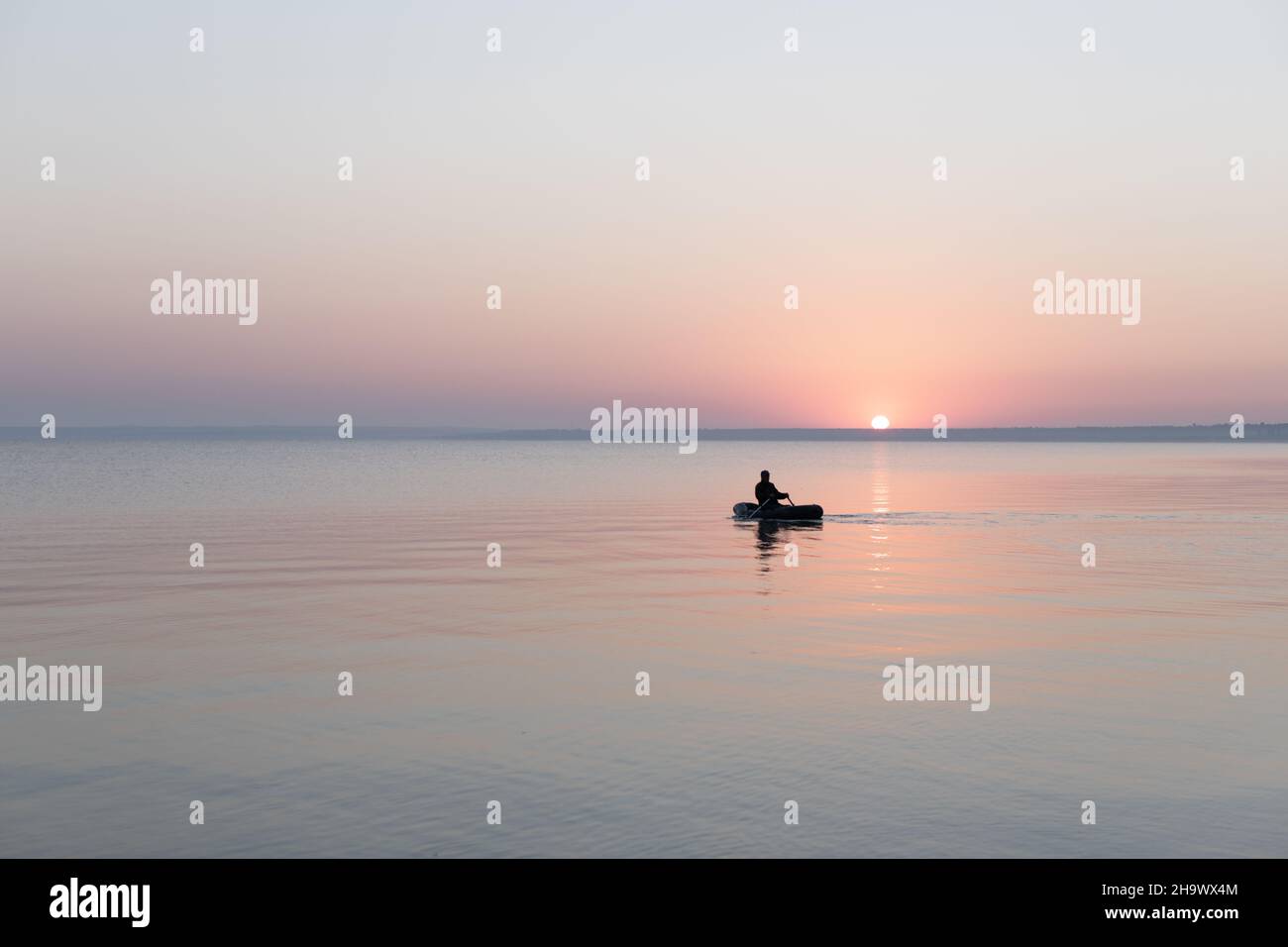 Meer in der Morgendämmerung mit Fischerei Gummiboot, Ruhe, Asowschen Meer, Russland. Stockfoto