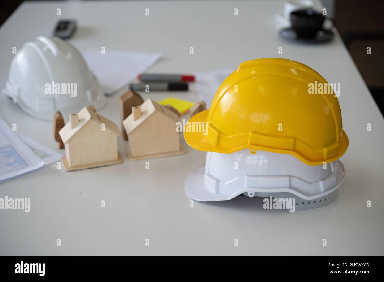 Hut Helm auf Schreibtisch Ingenieur Home Bau Projekt Stockfoto