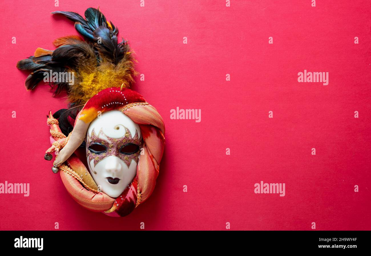 Karneval Venezianische Maske auf rotem Hintergrund, traditionelles Fest Mardi Gras Event weibliche Verkleidung, festliche Maskerade, Kopierraum Stockfoto