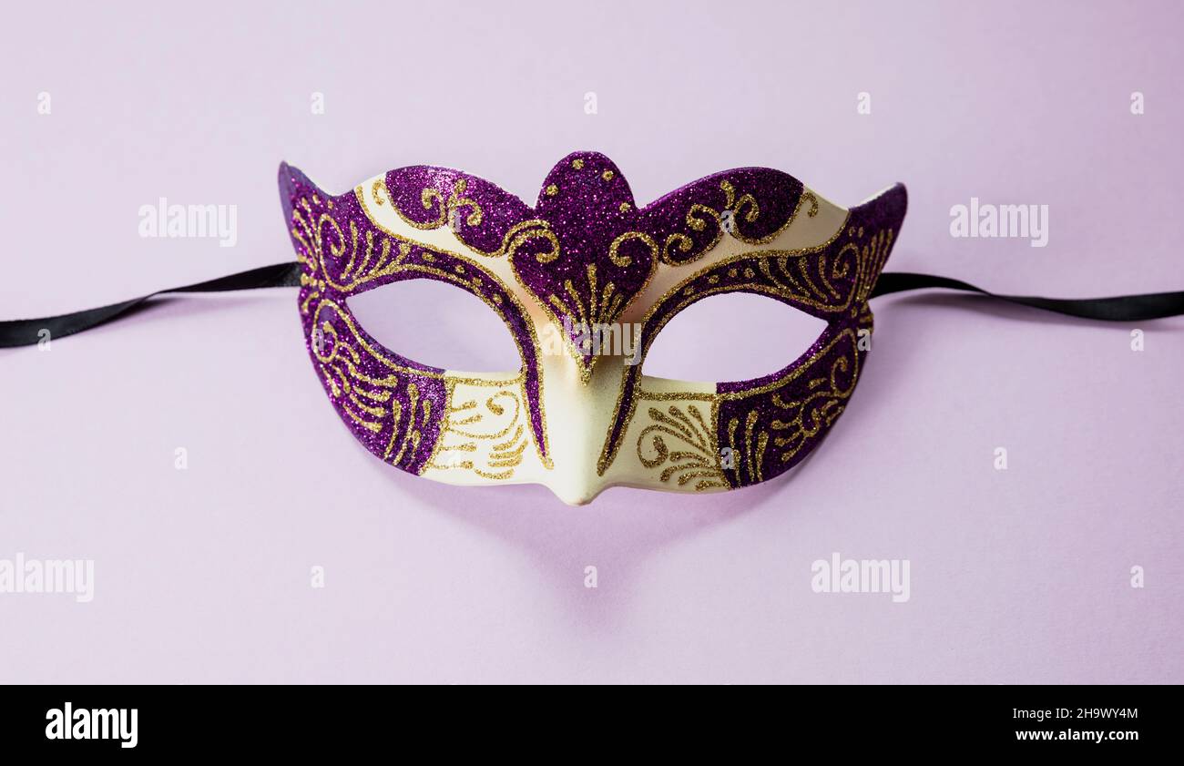 Karneval Venezianische Maske lila Farbe mit Glitzer auf lebhaft rosa Hintergrund. Traditionelle Festival weibliche Verkleidung, Maskerade Stockfoto