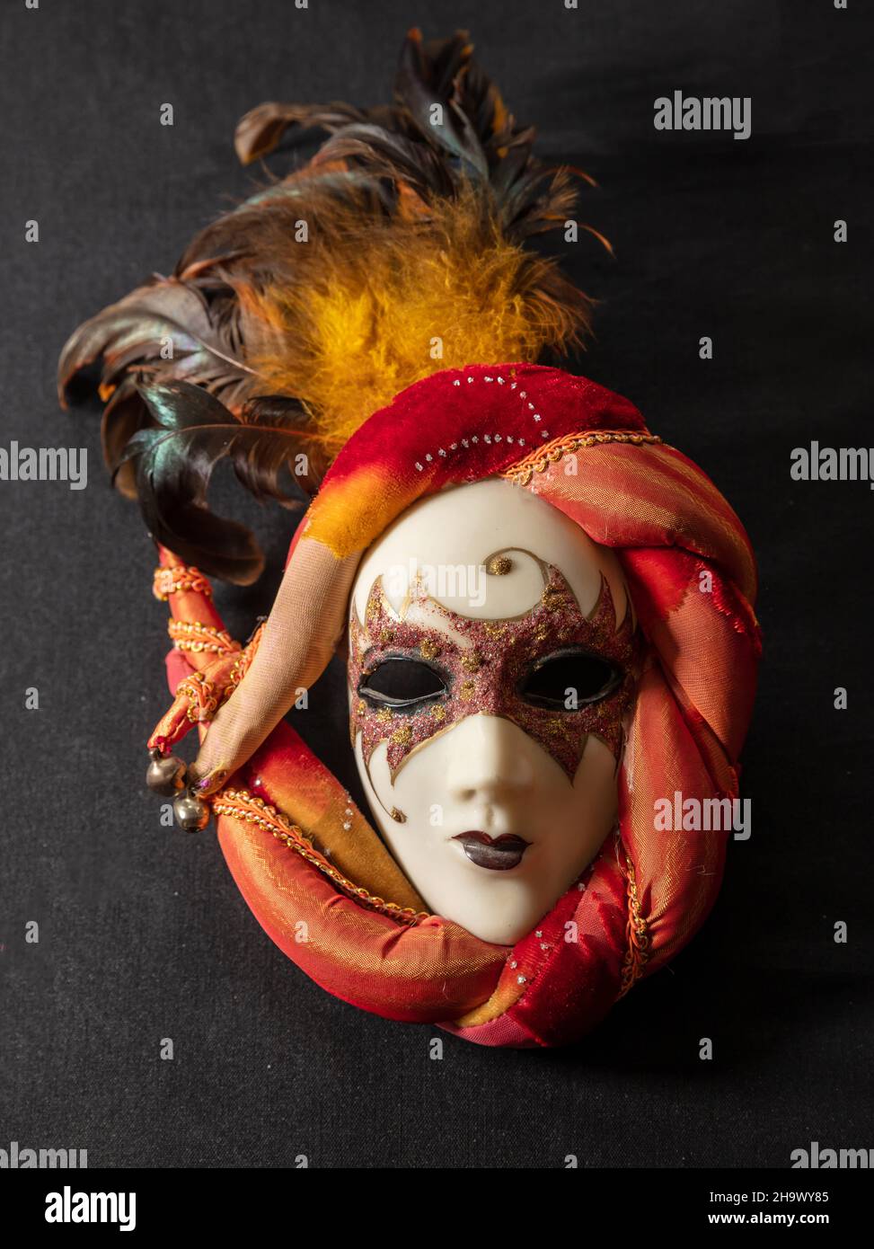 Karneval Venezianische Maske auf schwarzem Hintergrund. Traditionelles Festival Mardi Gras Event weibliche Verkleidung, Maskerade Stockfoto