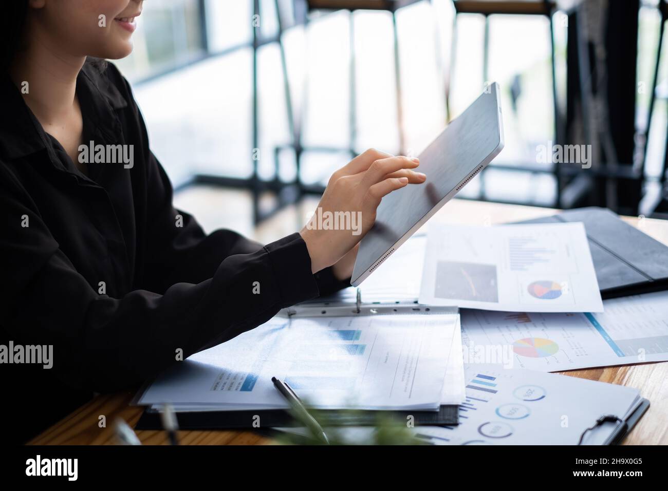 Eine Geschäftsfrau vervollständigt KYC mithilfe eines Online-Banking-Programms, um ein digitales Sparkonto zu eröffnen. Die Definition von Cyber-Sicherheit. Stockfoto