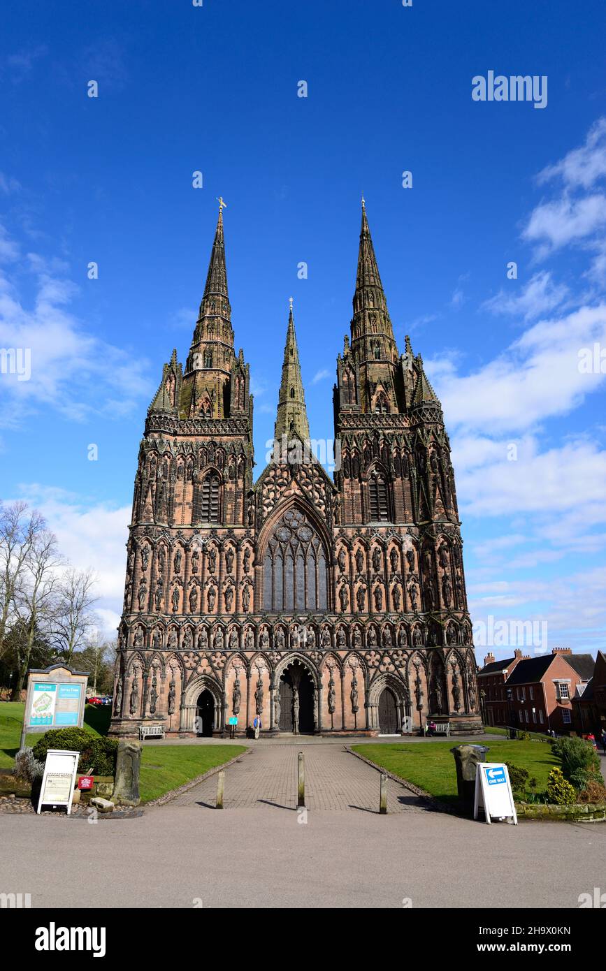 Frontansicht der Kathedrale von Lichfield, Lichfield, Staffordshire, England, UK. Stockfoto