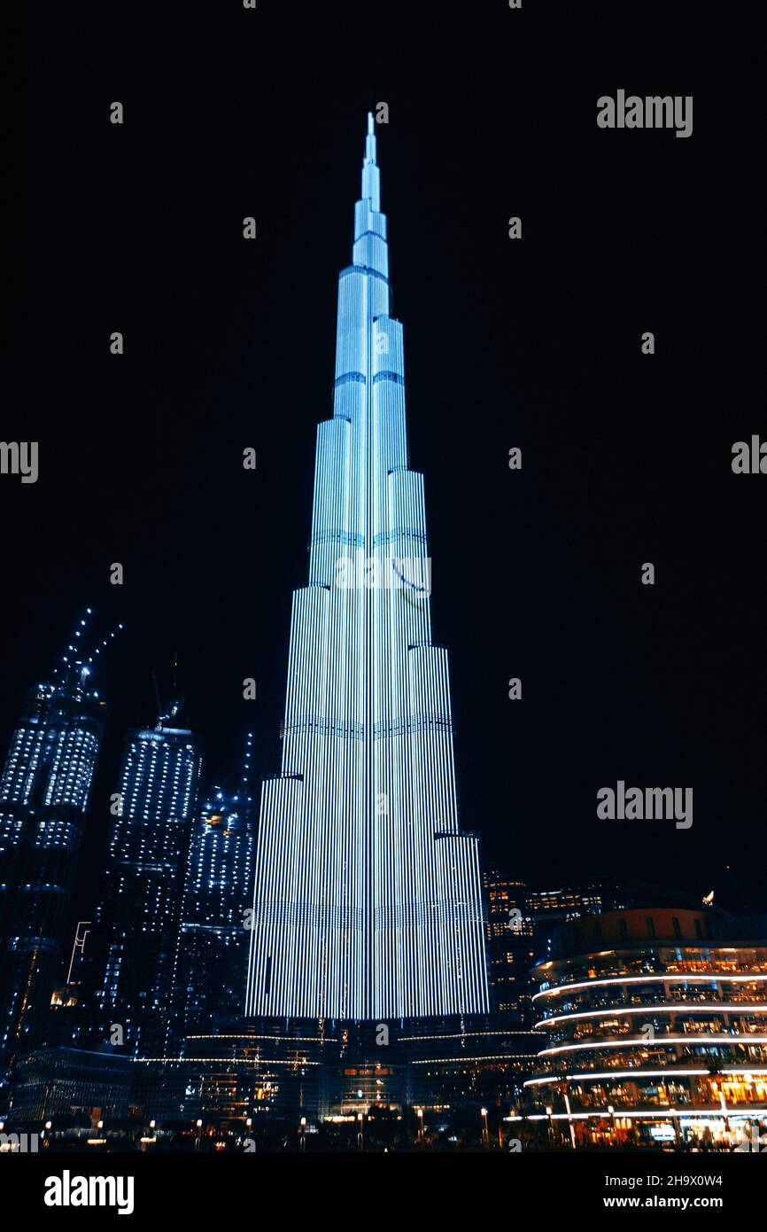 DUBAI, VAE - 15,2021. MÄRZ: Burj Khalifa Wolkenkratzer in der Nacht, Dubai Stockfoto