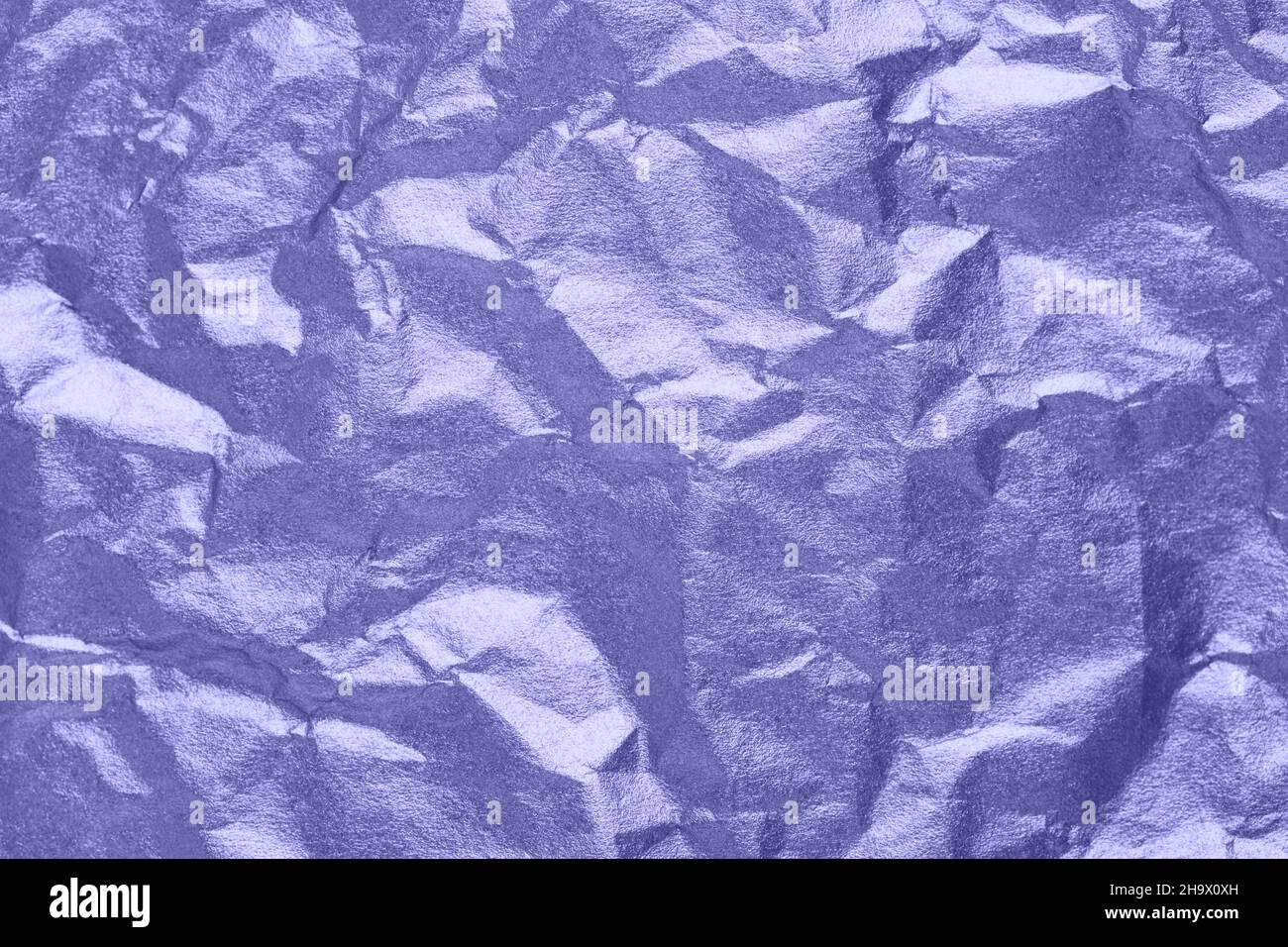 Papiertextur in sehr perifarbener Farbe des Jahres 2020. Violett zerknittert Hintergrund. Stockfoto