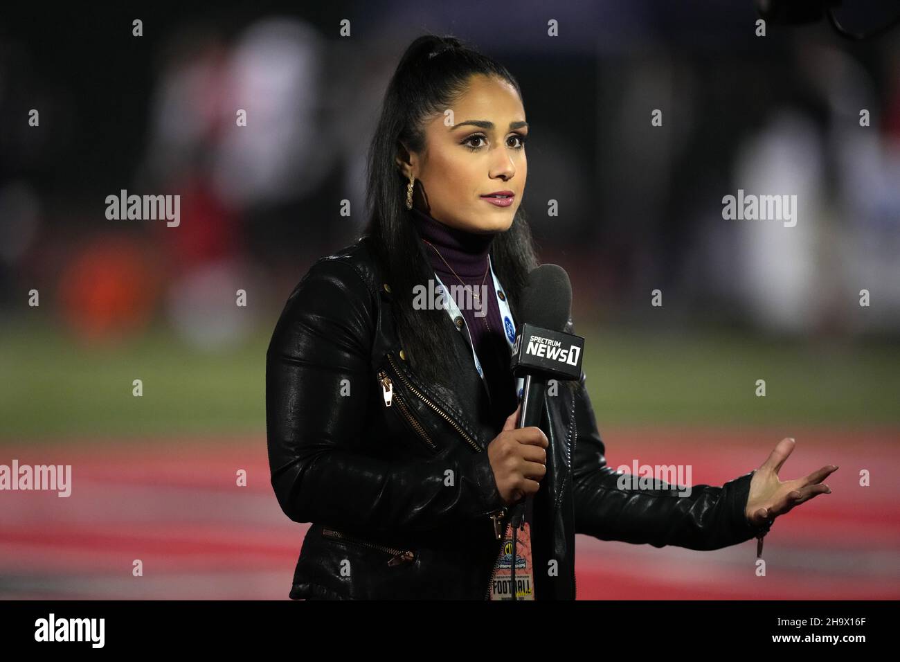 Specrtum 1 Nachrichtenreporterin Kristen Lago bei der Fußballmeisterschaft der Südsektion der CIF zwischen den Serviten-Mönchen und dem Mater Dei Monarc Stockfoto