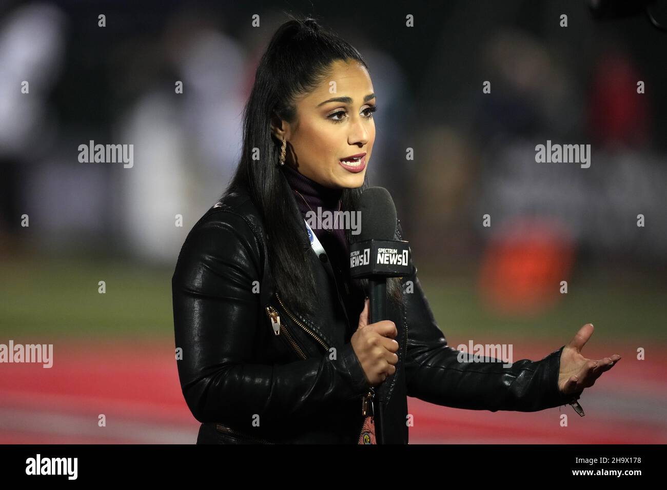 Specrtum 1 Nachrichtenreporterin Kristen Lago bei der Fußballmeisterschaft der Südsektion der CIF zwischen den Serviten-Mönchen und dem Mater Dei Monarc Stockfoto