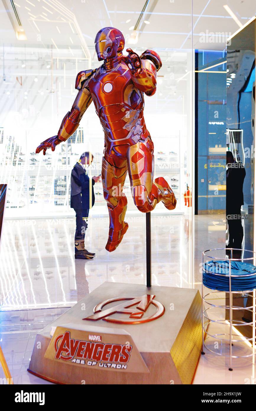 DUBAI, VAE -15. MÄRZ 2021: Avengers Superhelden-Action-Figur aus Marvel Iron man-Comics, die in der Dubai Mall öffentlich gezeigt werden Stockfoto