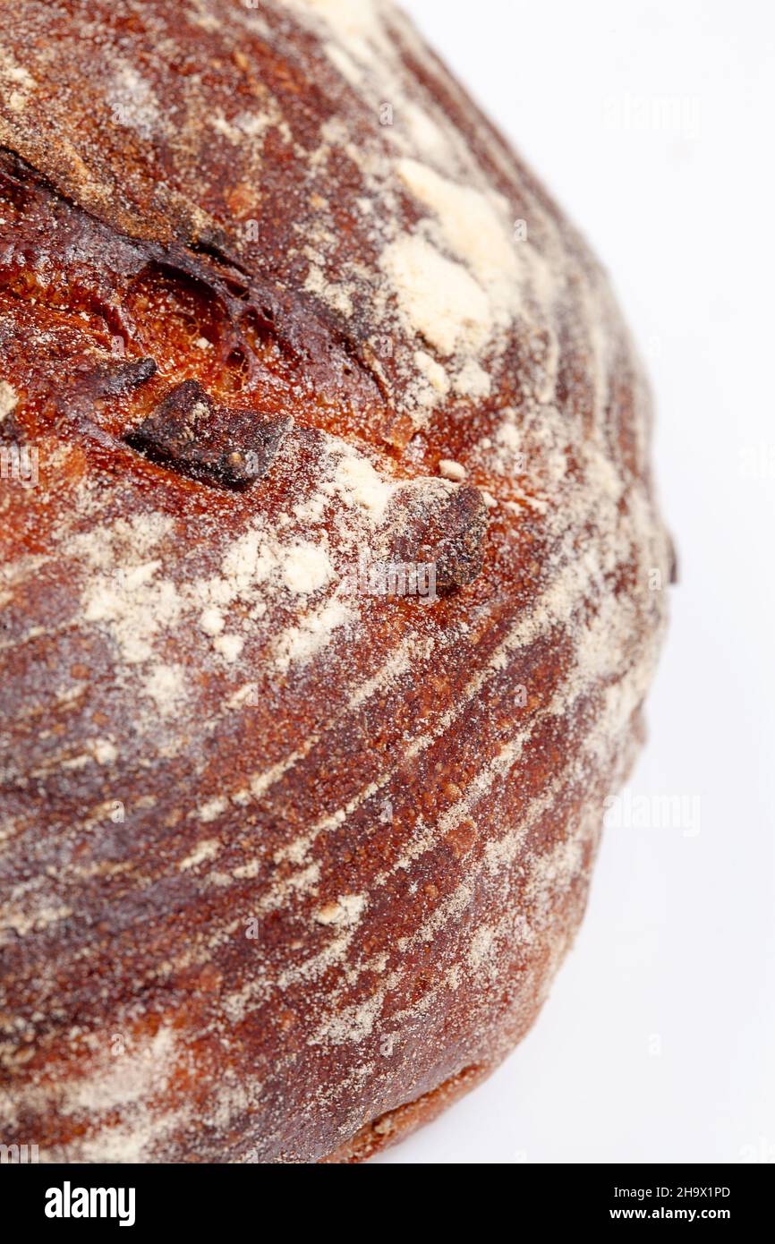 Nahaufnahme von gebräunter Kruste von Weizenlaib Brot auf weißem Hintergrund Stockfoto