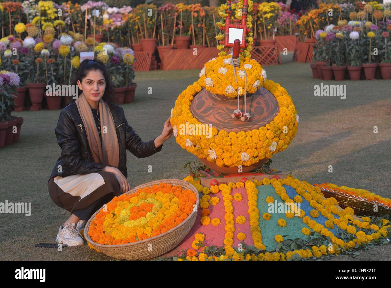 Die pakistanischen Menschen erfreuen sich an der jährlichen Chrysantheme-Ausstellung (Gul-e-Dawoodi) im Jilani Park, die von der Parks and Horticulture Authority (PHA) am 08. Dezember 2021 in Lahore organisiert wird. Eine attraktive, atemberaubende und wunderschöne Aussicht auf blühende und blühende Frühlingsblumen bei schönem Wetter anlässlich der jährlichen Chrysantheme (Gul-e-Dawoodi) Ausstellung 2021, die auf der Rennstrecke Jilani Park in Lahore stattfindet. Chrysanthemen wurden in China bereits im 15th. Jahrhundert als blühendes Kraut angebaut. (Foto von Rana Sajid Hussain/Pacific Press) Stockfoto