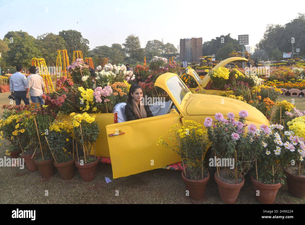 Die pakistanischen Menschen erfreuen sich an der jährlichen Chrysantheme-Ausstellung (Gul-e-Dawoodi) im Jilani Park, die von der Parks and Horticulture Authority (PHA) am 08. Dezember 2021 in Lahore organisiert wird. Eine attraktive, atemberaubende und wunderschöne Aussicht auf blühende und blühende Frühlingsblumen bei schönem Wetter anlässlich der jährlichen Chrysantheme (Gul-e-Dawoodi) Ausstellung 2021, die auf der Rennstrecke Jilani Park in Lahore stattfindet. Chrysanthemen wurden in China bereits im 15th. Jahrhundert als blühendes Kraut angebaut. (Foto von Rana Sajid Hussain/Pacific Press) Stockfoto