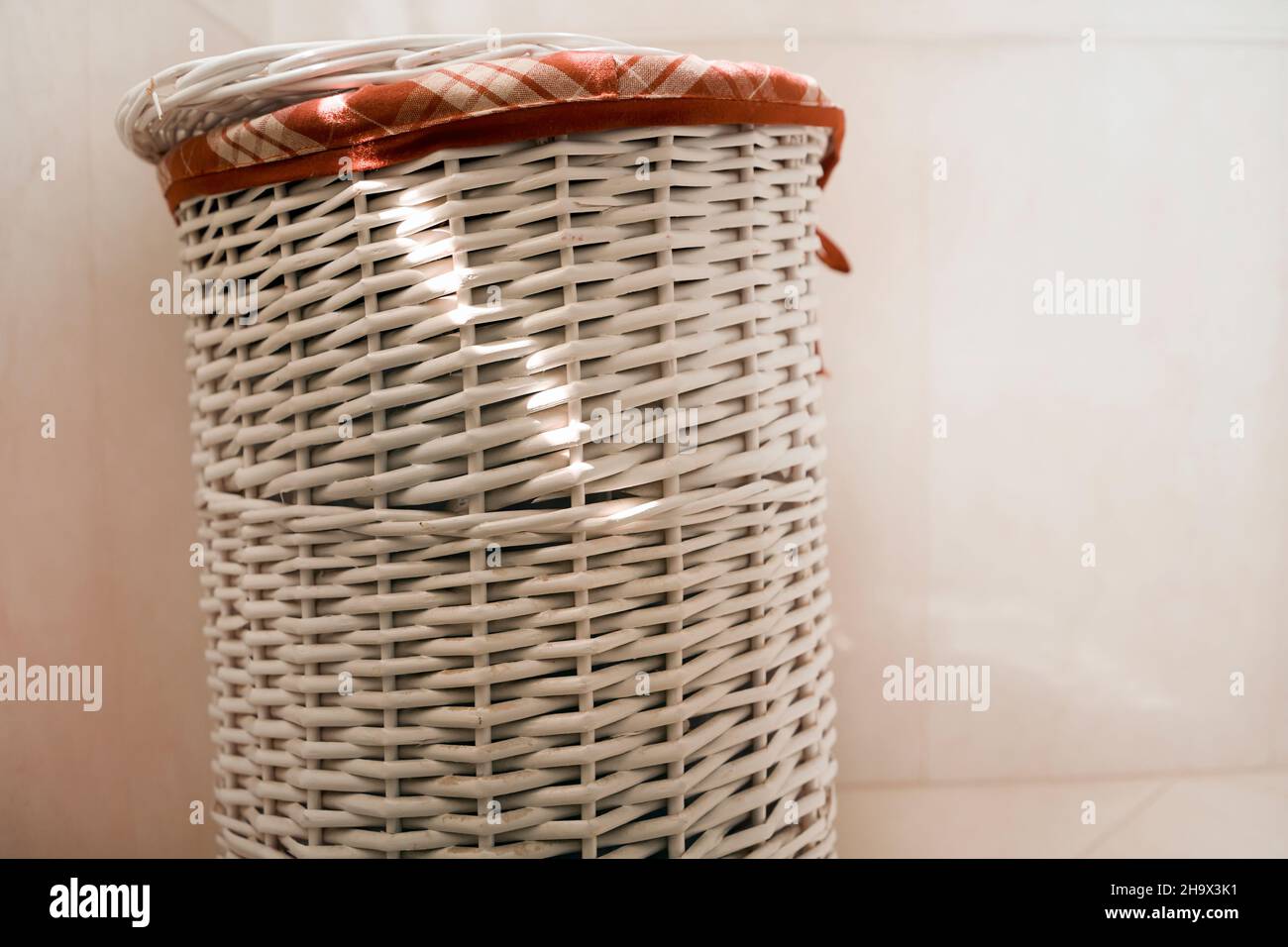 Waschkorb aus Holz im Badezimmer. Stockfoto