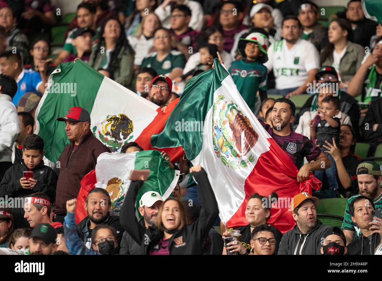 Austin, Texas, USA. 8th. Dezember 2021. Mexiko-Fans jubeln ihrer Nationalmannschaft während der ersten Hälfte eines Mexiko gegen Chile-Freunds im Austiner Stadion Q2 zu. Die Teams kämpften am Ende der Regelungszeit bis zu einem 2-2-Gleichstand. Kredit: Bob Daemmrich/Alamy Live Nachrichten Stockfoto