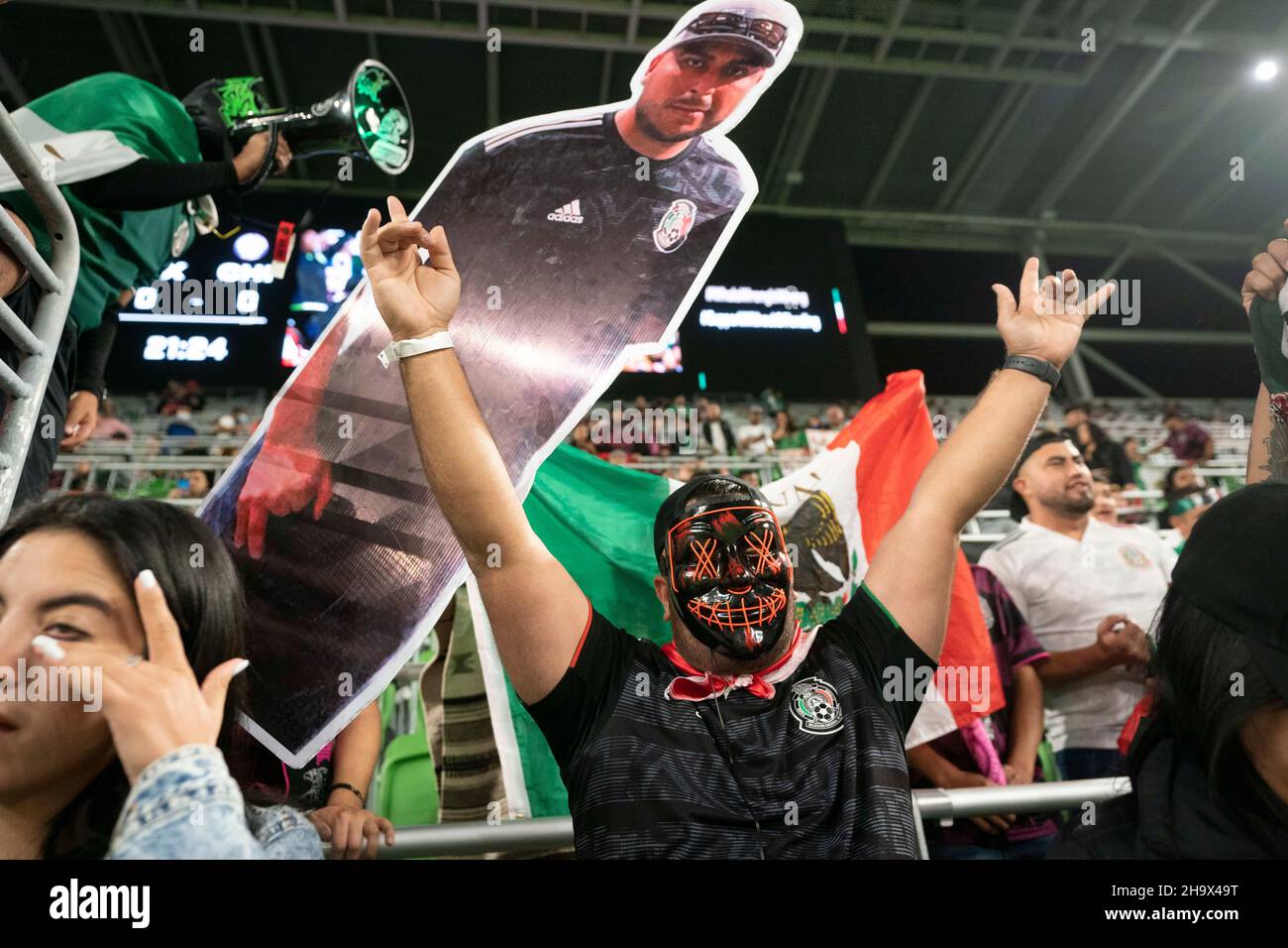 Austin, Texas, USA. 8th. Dezember 2021. Mexiko-Fans jubeln ihrer Nationalmannschaft während der ersten Hälfte eines Mexiko gegen Chile-Freunds im Austiner Stadion Q2 zu. Die Teams kämpften am Ende der Regelungszeit bis zu einem 2-2-Gleichstand. Kredit: Bob Daemmrich/Alamy Live Nachrichten Stockfoto