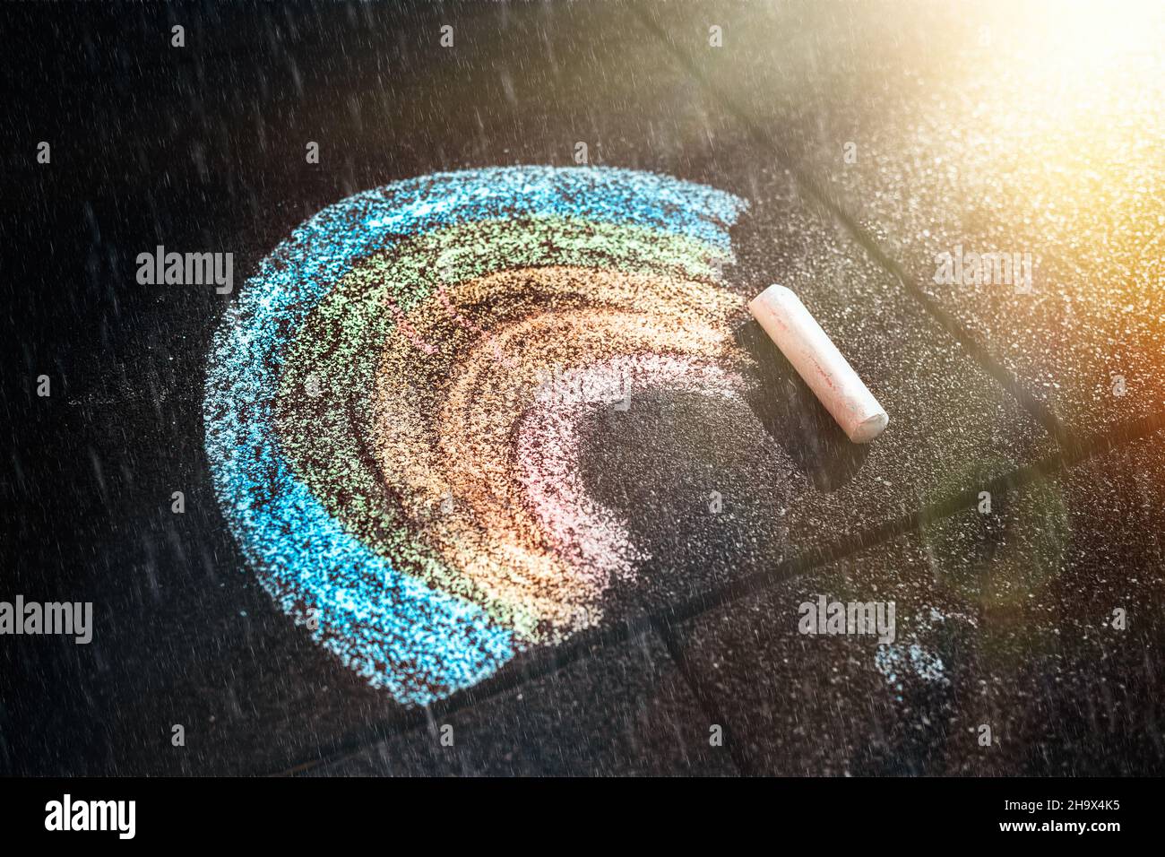 Eine Kinderzeichnung eines Regenbogens, gezeichnet mit Buntstiften. Draufsicht. Das Konzept einer glücklichen Kindheit. Stockfoto