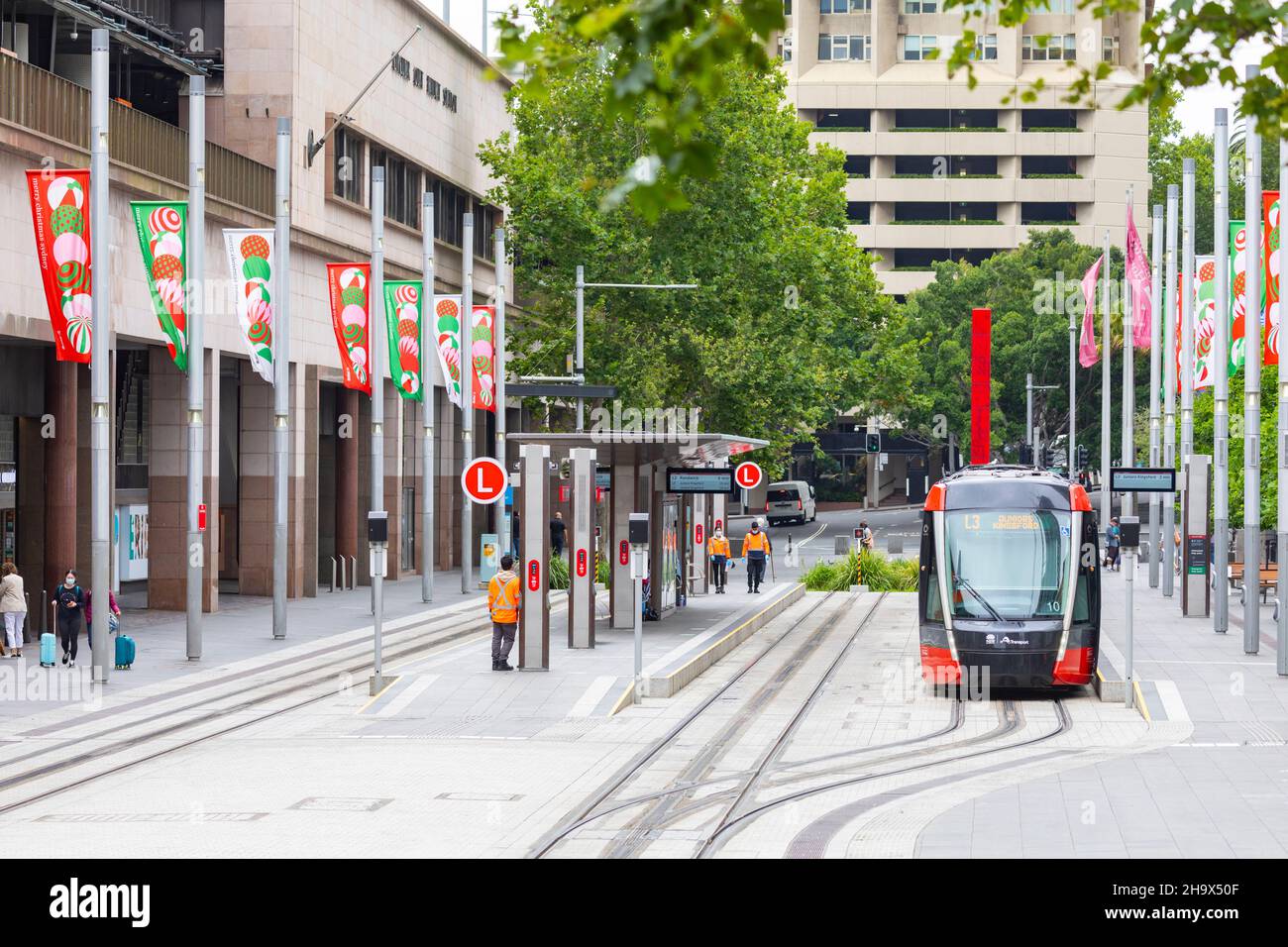 Stadtbahn Sydney an der Haltestelle Circular Quay, Weihnachtsbanner und Dekoration auf der Straße, Sydney, NSW, Australien Stockfoto