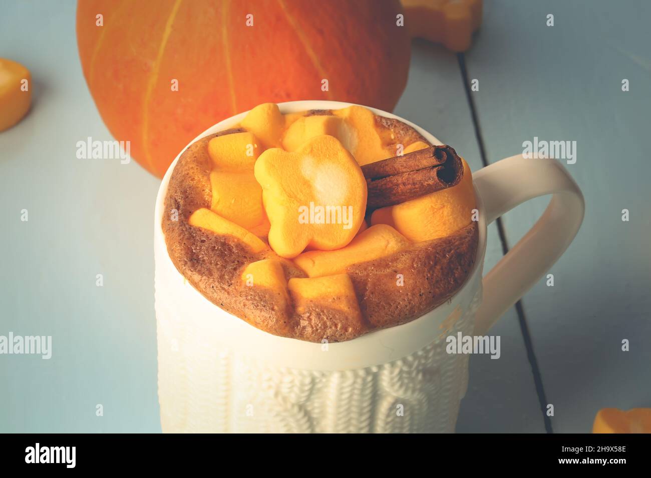 Herbstgetränk. Heißer Kürbis-Smoothie mit Schokolade und Marschmalchen Stockfoto
