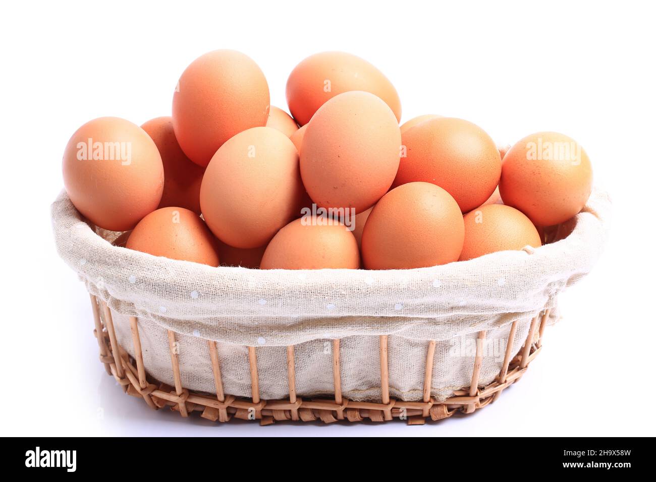 Hühnereier im Korb isoliert auf weißem Hintergrund Stockfoto
