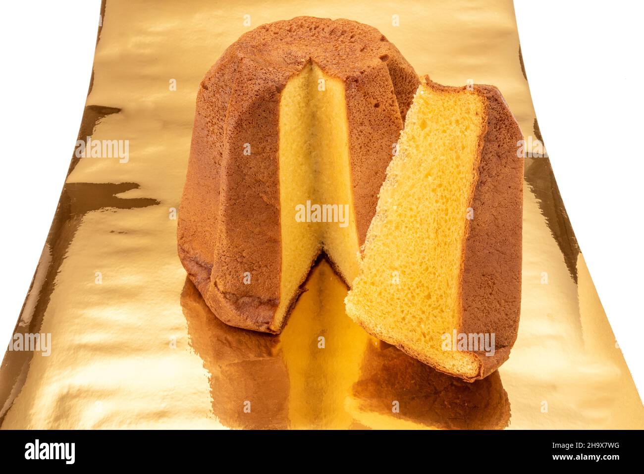 Pandoro-Schnitt mit Scheibe auf goldenem Hintergrund, traditioneller italienischer Weihnachtskuchen aus Verona Stockfoto