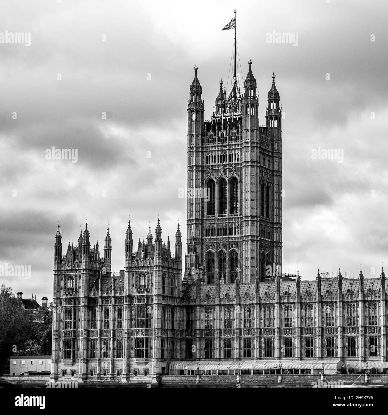 Central London, Großbritannien, 21 2021. November, Sitz des britischen Regierungspalastes von Westminster mit der Unionsflagge, die unter Einem wolkigen Himmel fliegt Stockfoto