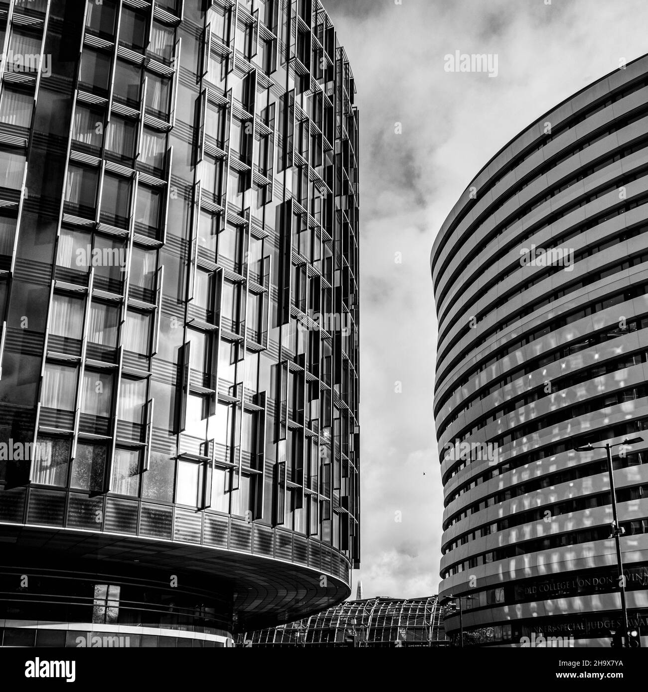 Central London, Großbritannien, November 21 2021, zwei große kreisförmige Gebäude, Außenbereiche: Park Plaza Hotel und Ubanest Student Accommodation Stockfoto