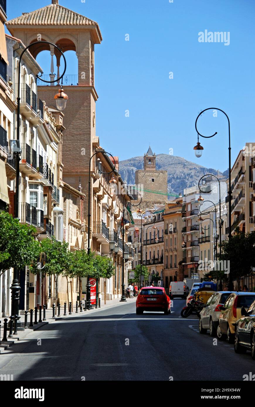 Blick auf die Calle Infante Don Fernando mit der Burg nach hinten, Antequera, Spanien. Stockfoto