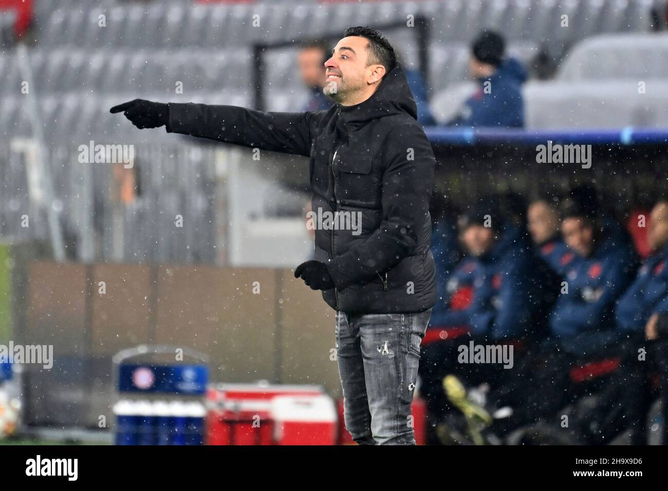 München, Deutschland. 08th Dez, 2021. Trainer Xavi HERNANDEZ (FC Barcelona), Geste, gibt Anweisungen, Einzelbild, getrimmt Einzelmotiv, Halbe Figur, halbe Figur. Soccer Champions League Group E/FC Bayern München - FC Barcelona 3-0 am 8th. Dezember 2021, ALLIANZAREN A. Quelle: dpa/Alamy Live News Stockfoto