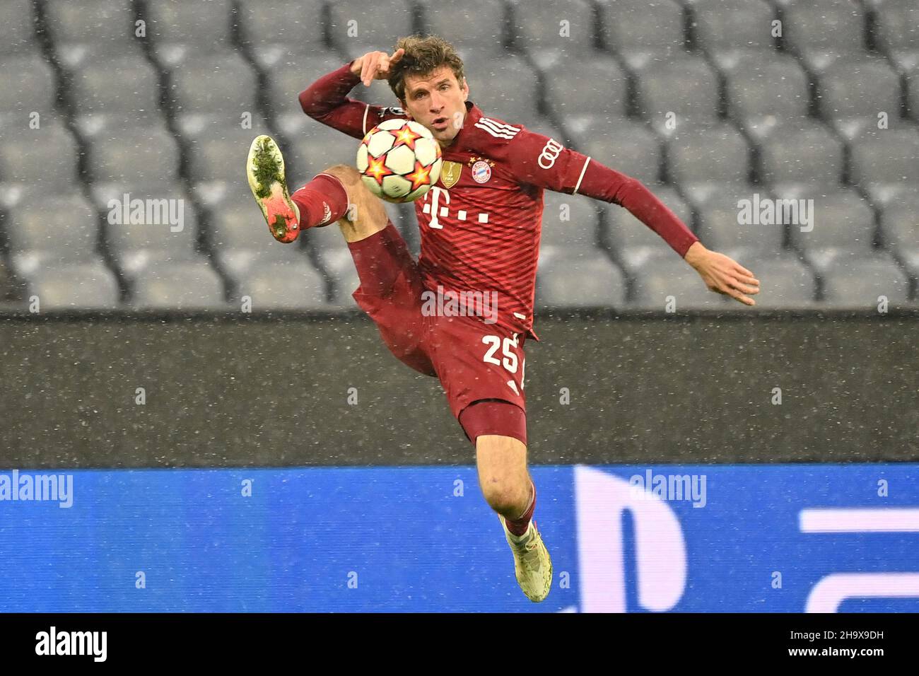 München, Deutschland. 08th Dez 2021. Thomas MÜLLER (MULLER, FC Bayern München), künstlerisch, Aktion, individuelle Aktion, Einzelbild, Ausschnitt, Ganzkörperaufnahme, ganze Figur, Fußball, Champions League Group E/FC Bayern München - FC Barcelona 3-0 am 8th. Dezember 2021, ALLIANZAREN A. Quelle: dpa/Alamy Live News Stockfoto