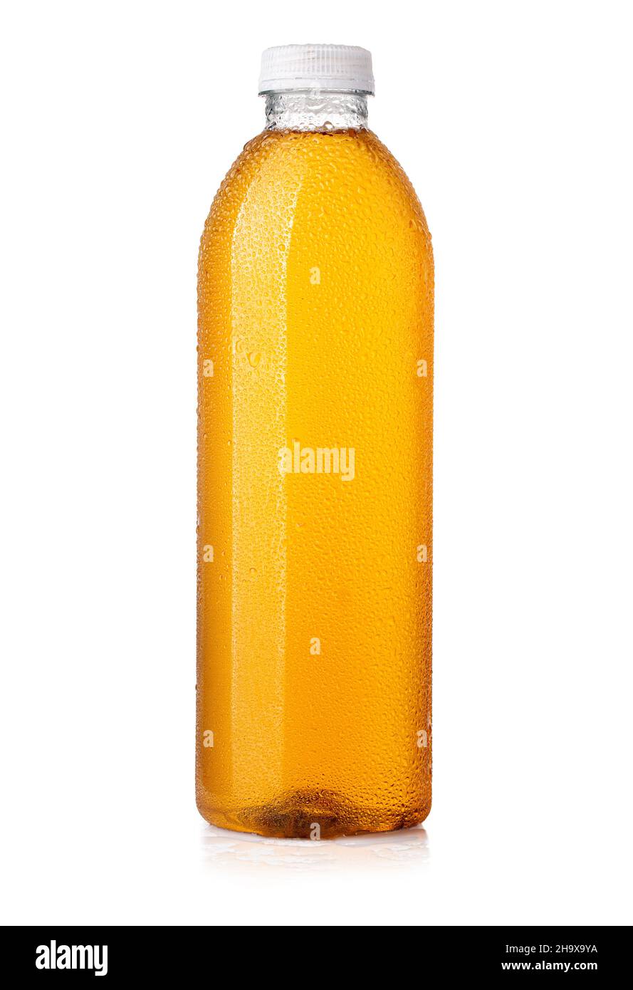 Wasserflasche aus Kunststoff mit isolierten Tropfen auf weißem Hintergrund Stockfoto