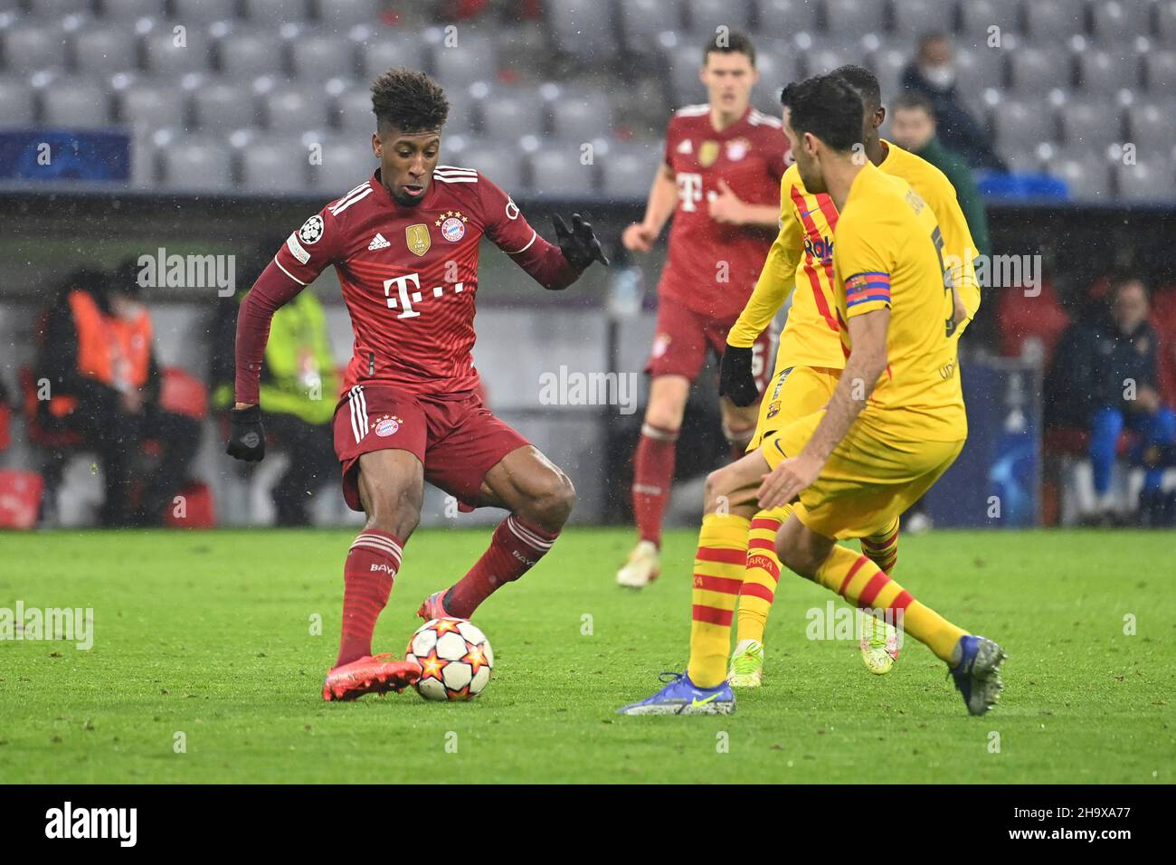 München, Deutschland. 08th Dez 2021. Kingsley COMAN (FC Bayern München), Action, Duelle gegen Ousmane DEMBELE (FC Barcelona) und Sergio Busquets (FC Barcelona). Soccer Champions League Group E/FC Bayern München - FC Barcelona 3-0 am 8th. Dezember 2021, ALLIANZAREN A. Quelle: dpa/Alamy Live News Stockfoto