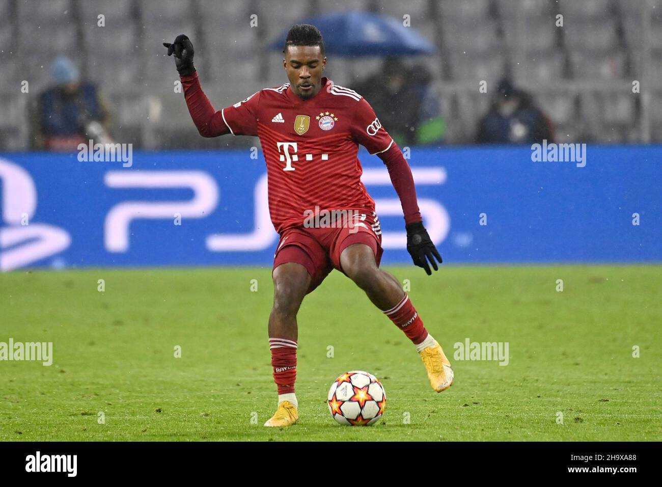 Omar RICHARDS (FC Bayern München), Aktion, Einzelaktion, Einzelbild, Ausschnitt, Ganzkörperaufnahme, ganze Figur. Fußball Champions League Gruppe E/FC Bayern München - FC Barcelona 3-0 am 8th. Dezember 2021, ALLIANZAREN A. Stockfoto