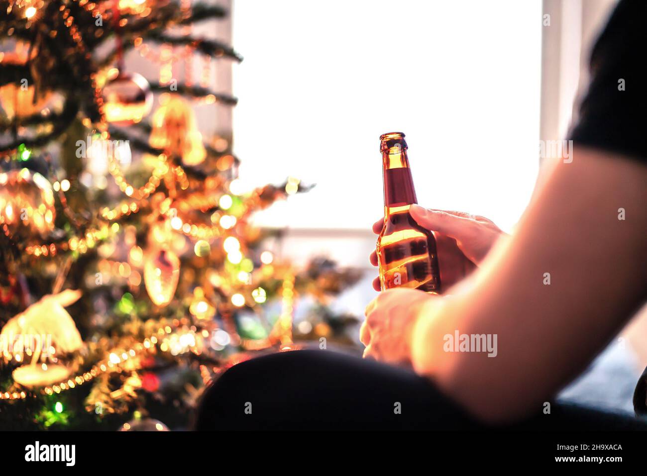 Weihnachten mit Alkohol und Bierflasche. Neujahr oder Weihnachtsfeier. Trinkproblem oder Alkoholismus Konzept. Craft-Lager, Pilsner oder Pale Ale. Stockfoto