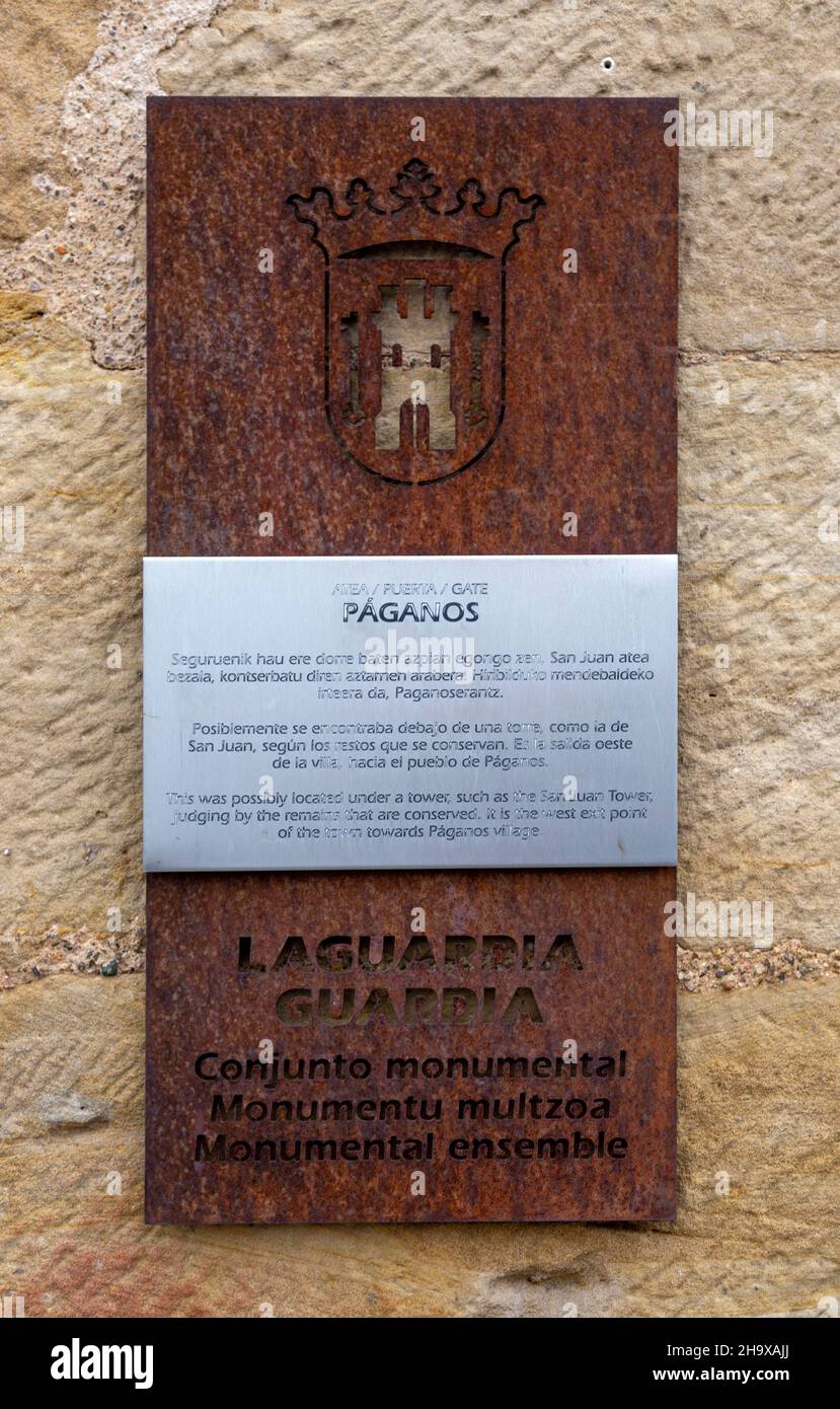 Informationsnotiz in drei Sprachen am historischen Eingangstor nach LaGuardia, Álava, Baskenland, Nordspanien Stockfoto