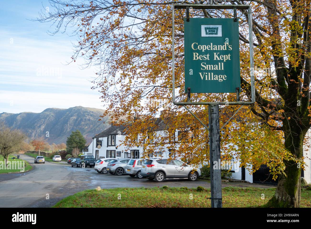 The Strands Inn & Micro Brewery in Nether Wasdale, einem Dorf in der Nähe von Wastwater im Lake District National Park, Cumbria, Großbritannien, im November oder Herbst Stockfoto