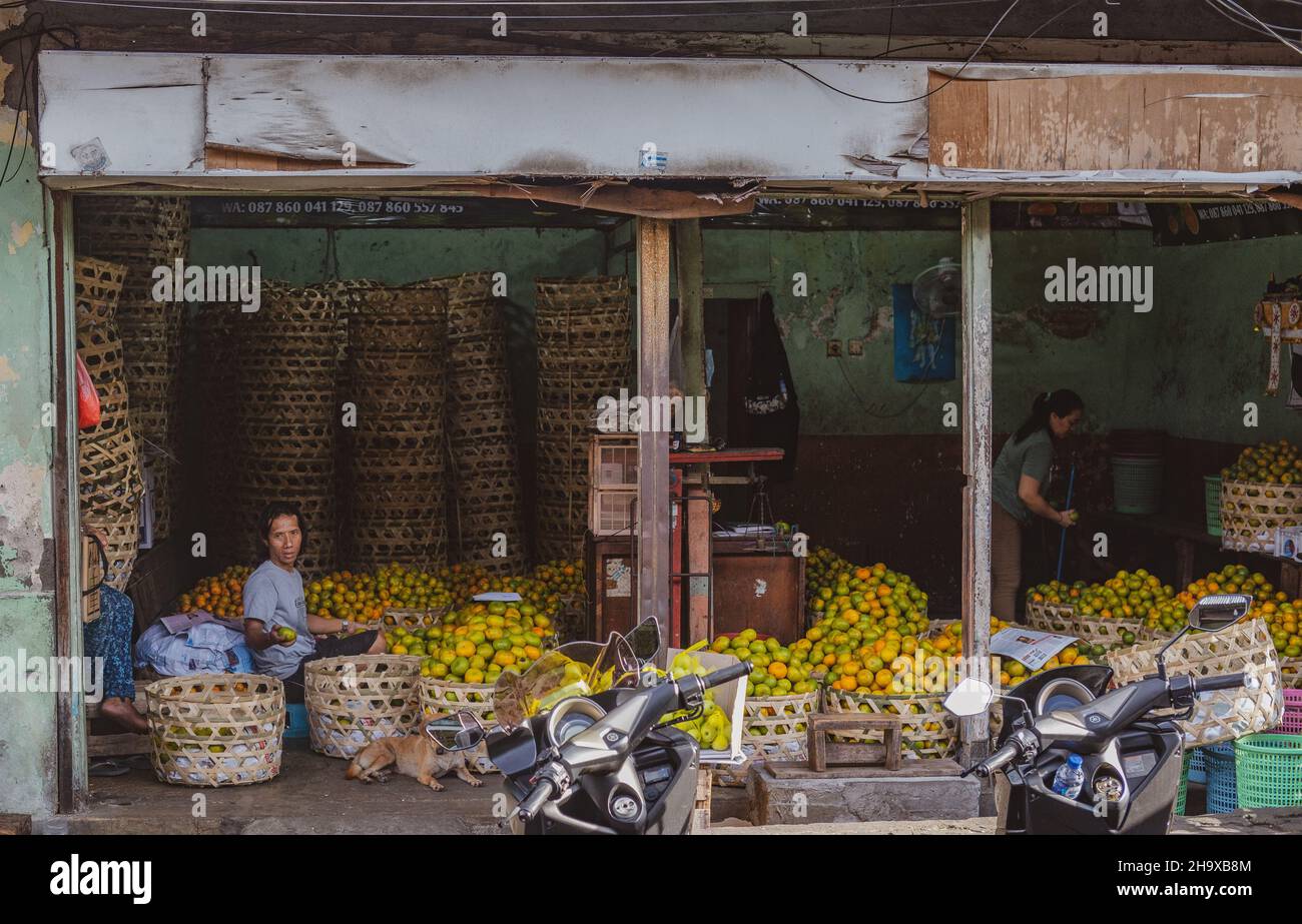 Shop Verkauf von lokalen Orange in der Straße von Denpasar Stockfoto