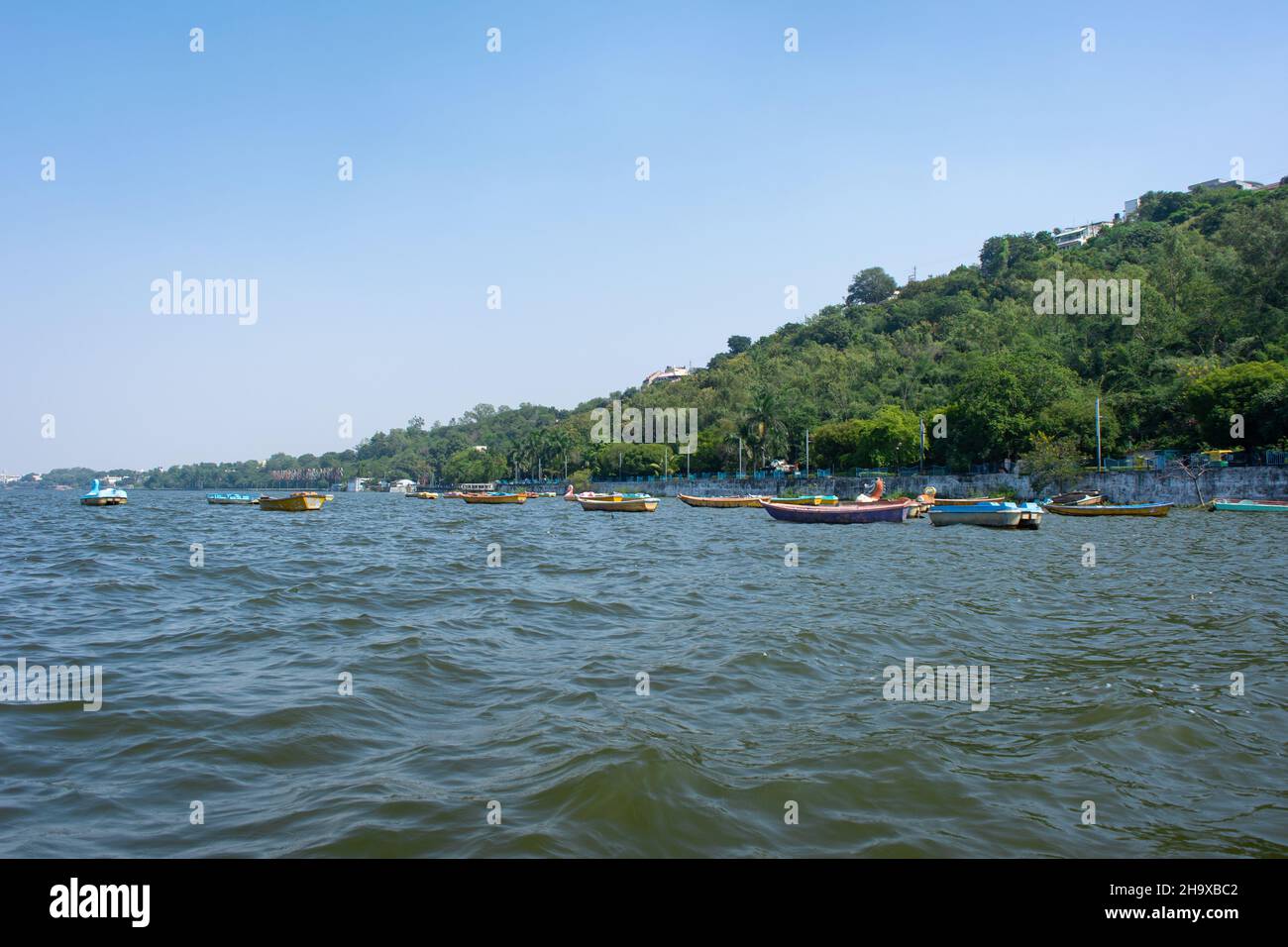 Boote im oberen See bei Bhopal, der auch als "Stadt der Seen" bekannt ist. Stockfoto