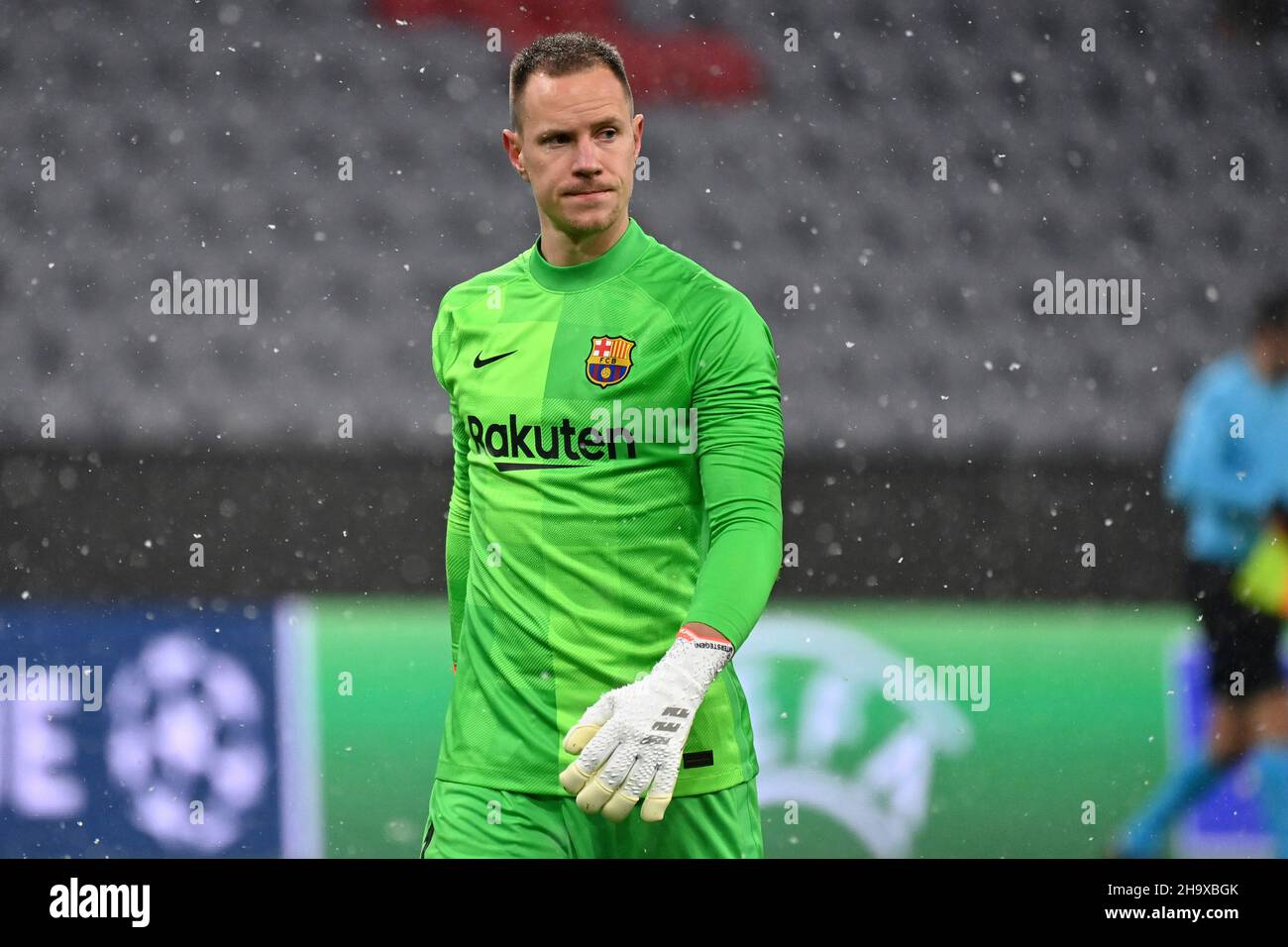 Marc Andre Ter STEGEN, goalwart (FC Barcelona), Aktion, Einzelbild, getrimmt Einzelmotiv, Halbe Figur, halbe Figur. Fußball Champions League Gruppe E/FC Bayern München - FC Barcelona 3-0 am 8th. Dezember 2021, ALLIANZAREN A. Stockfoto