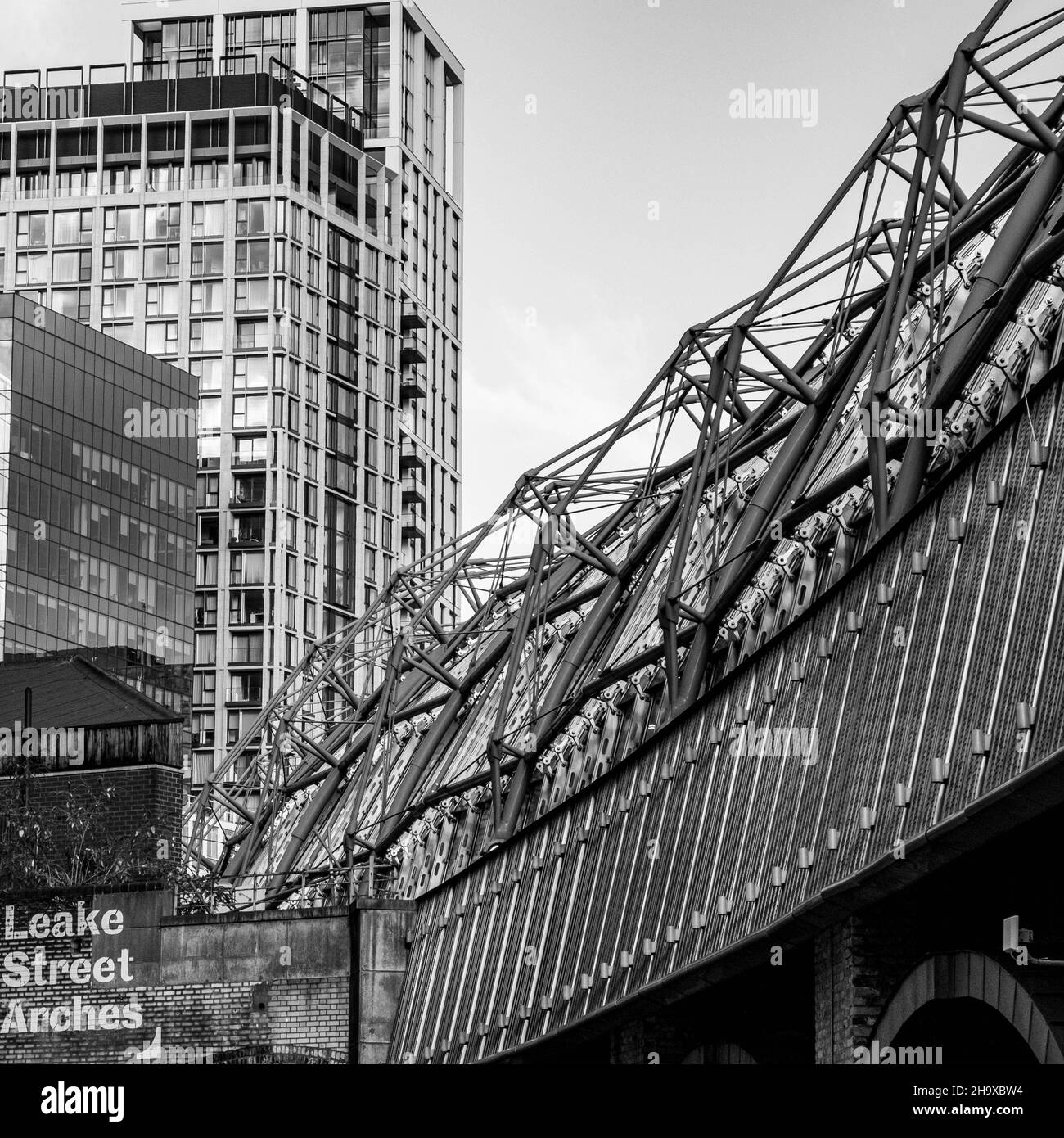 Central London, Großbritannien, November 21 2021, Hochhaus und Eisenbahnbrücke, Waterloo London Stockfoto